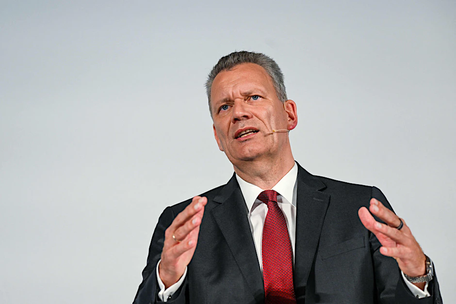 Uniper-Chef Klaus-Dieter Maubach gestikuliert während einer Pressekonferenz.