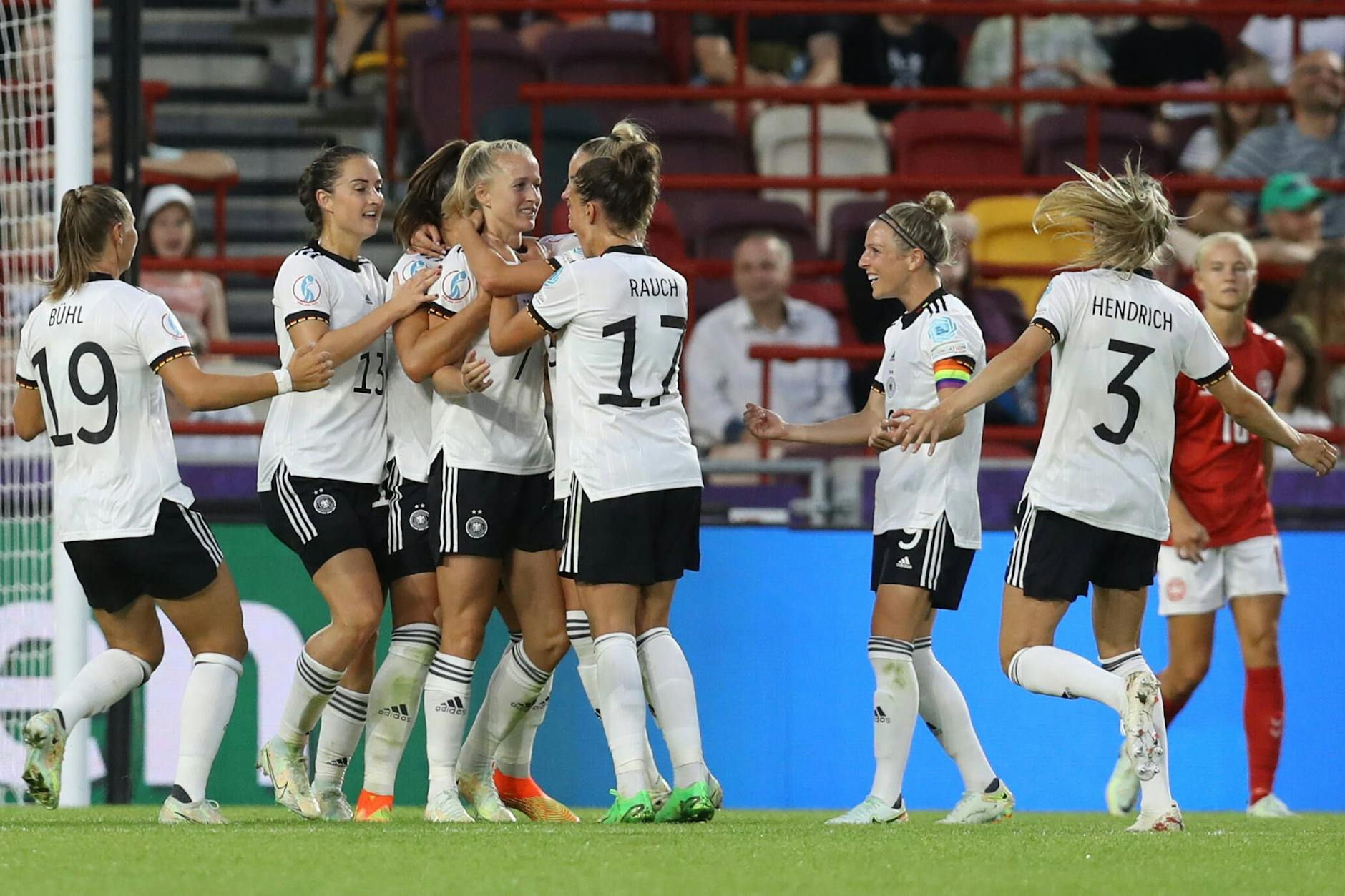 Die DFB-Frauen freuen sich über das 2:0 gegen Dänemark. Getroffen hat Lea Schüller. Die deutsche Nationalmannschaft lieferte zu ihrem EM-Start einen mitreißenden Auftritt.