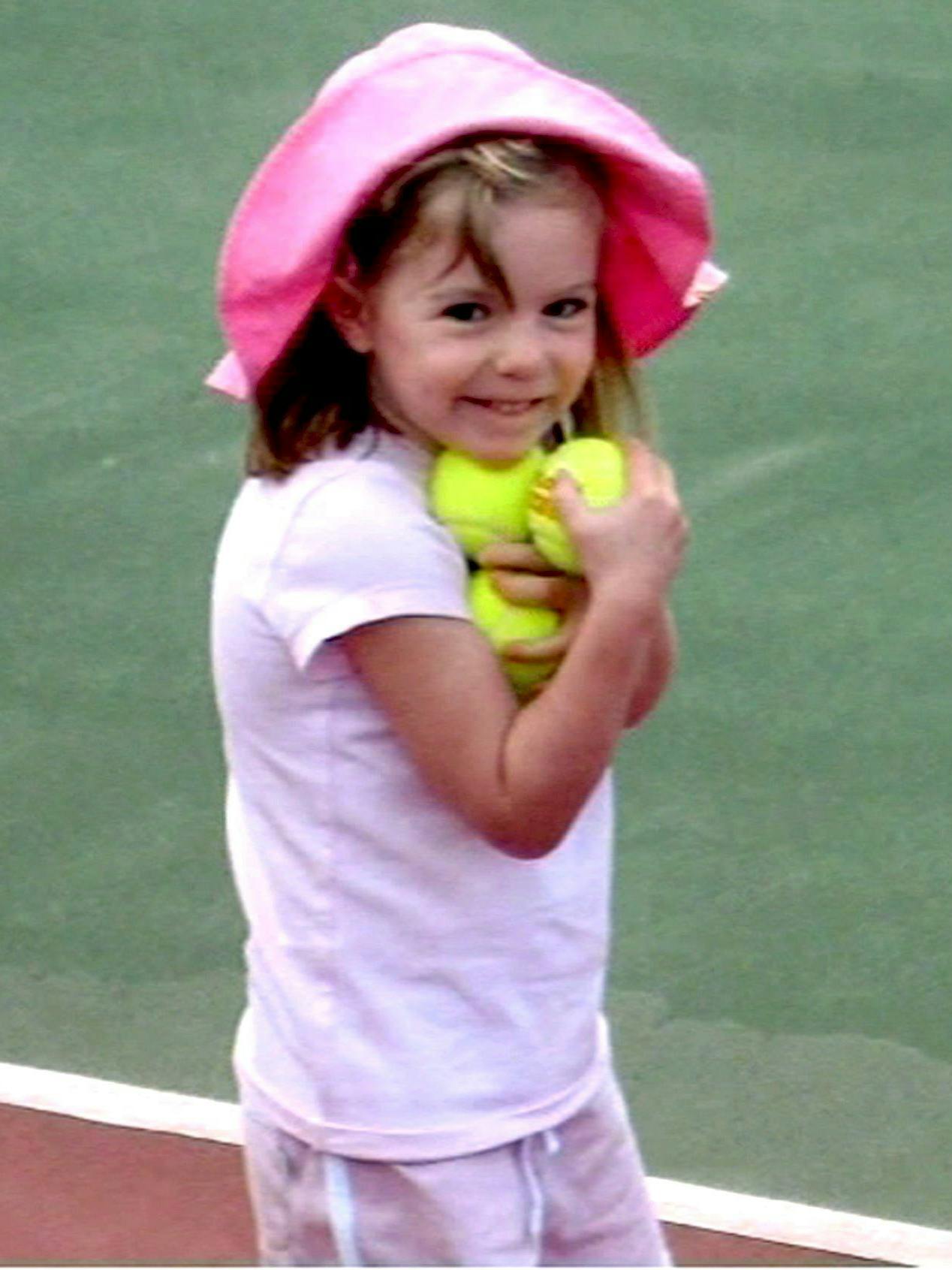 Eines der letzten Fotos: Maddie hält Tennisbälle in der Hand. Am 3. Mai 2007 verschwand die damals Dreijährige aus Großbritannien aus einem Ferienappartement im portugiesischen Praia da Luz.