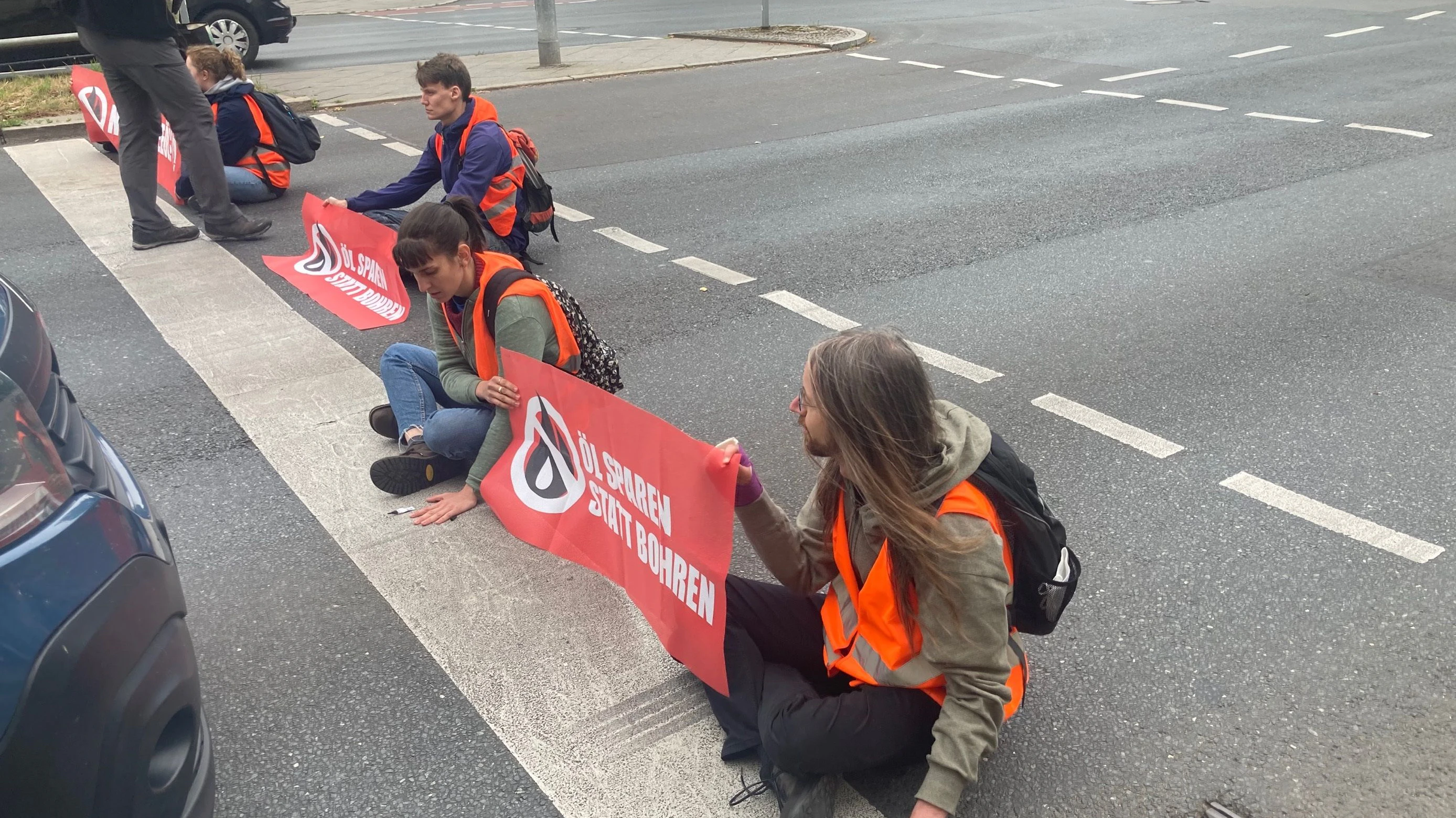 Klimaprotestler in an der Auffahrt Schildhornstraße in Berlin-Steglitz.