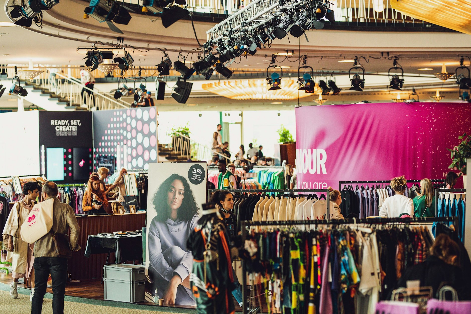 Kunterbunt und ein bisschen rummelig: Das Setting des neuen Modefestivals.