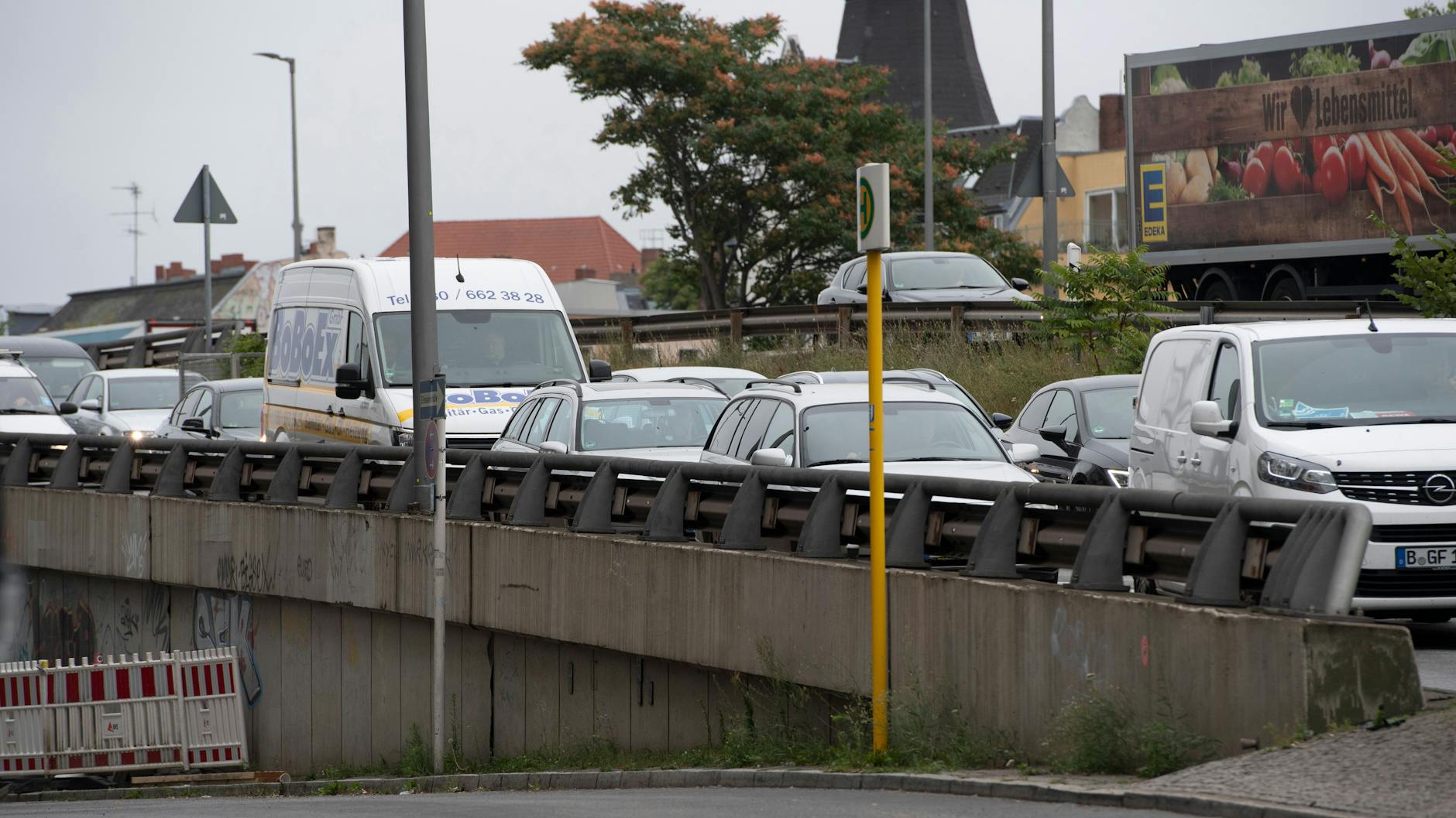 Dicht an dicht stehen Fahrzeuge auf der Ausfahrt der Stadtautobahn unweit der Schloßstraße in Steglitz. Ein paar angeklebte Protestierer versperrten die Ausfahrt.