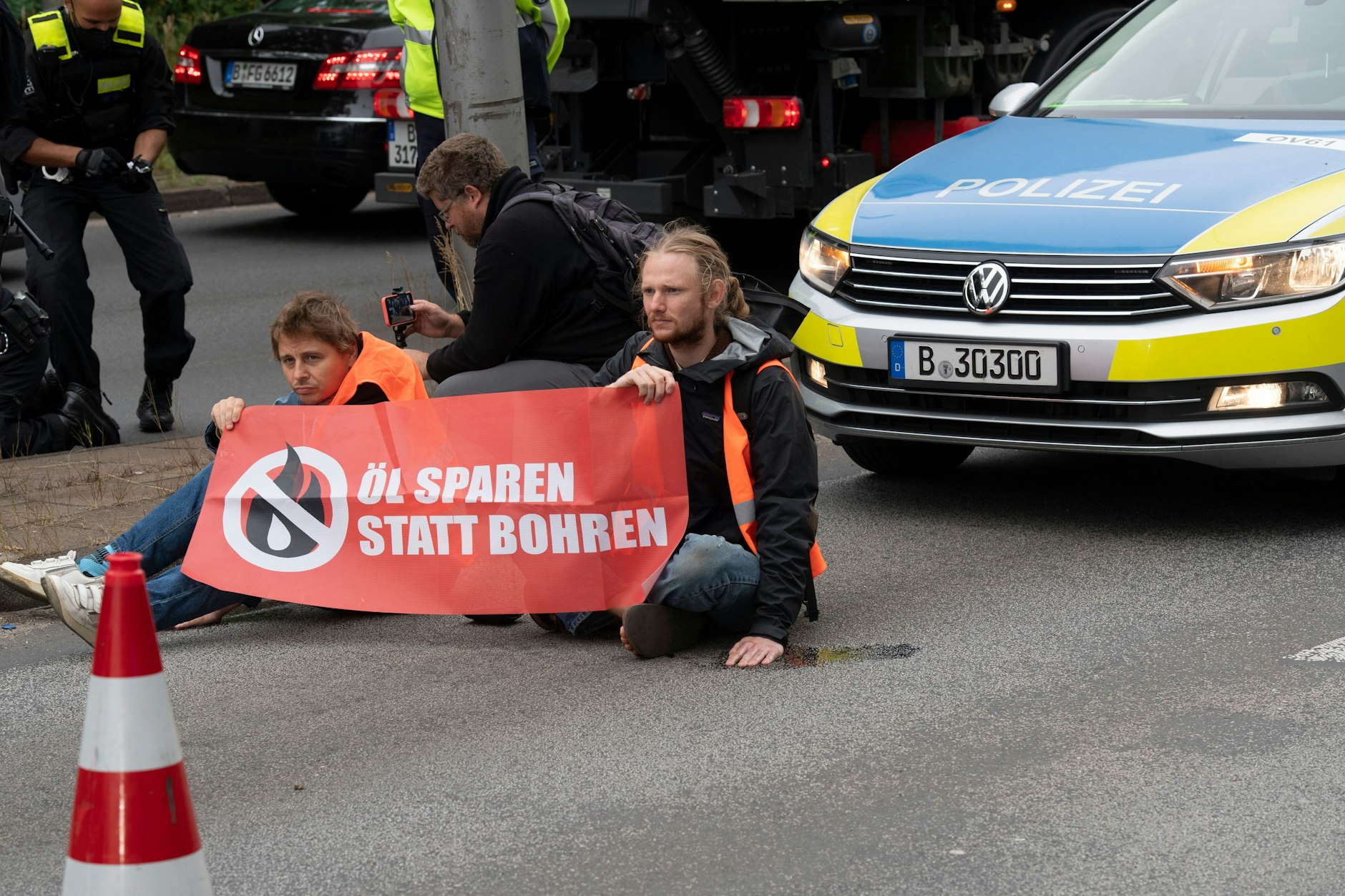 Mitglieder des Klimaschutz-Trüppchens "Letzte Generation" blockieren am Freitag eine Abfahrt der Stadtautobahn unweit der Schloßstraße in Steglitz.