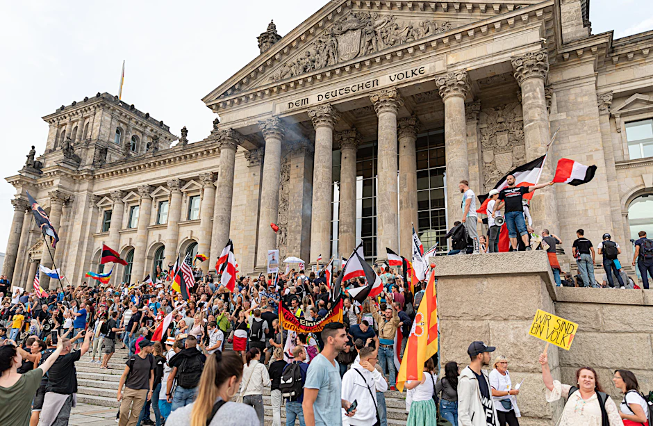 Im August 2020 besetzten mehrere Hundert Demonstranten die Treppen des Reichstagsgebäudes.