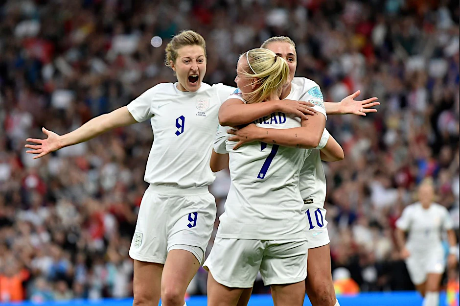 Das englische Fußball-Nationalteam der Frauen spielt bei der EM ganz in Weiß.