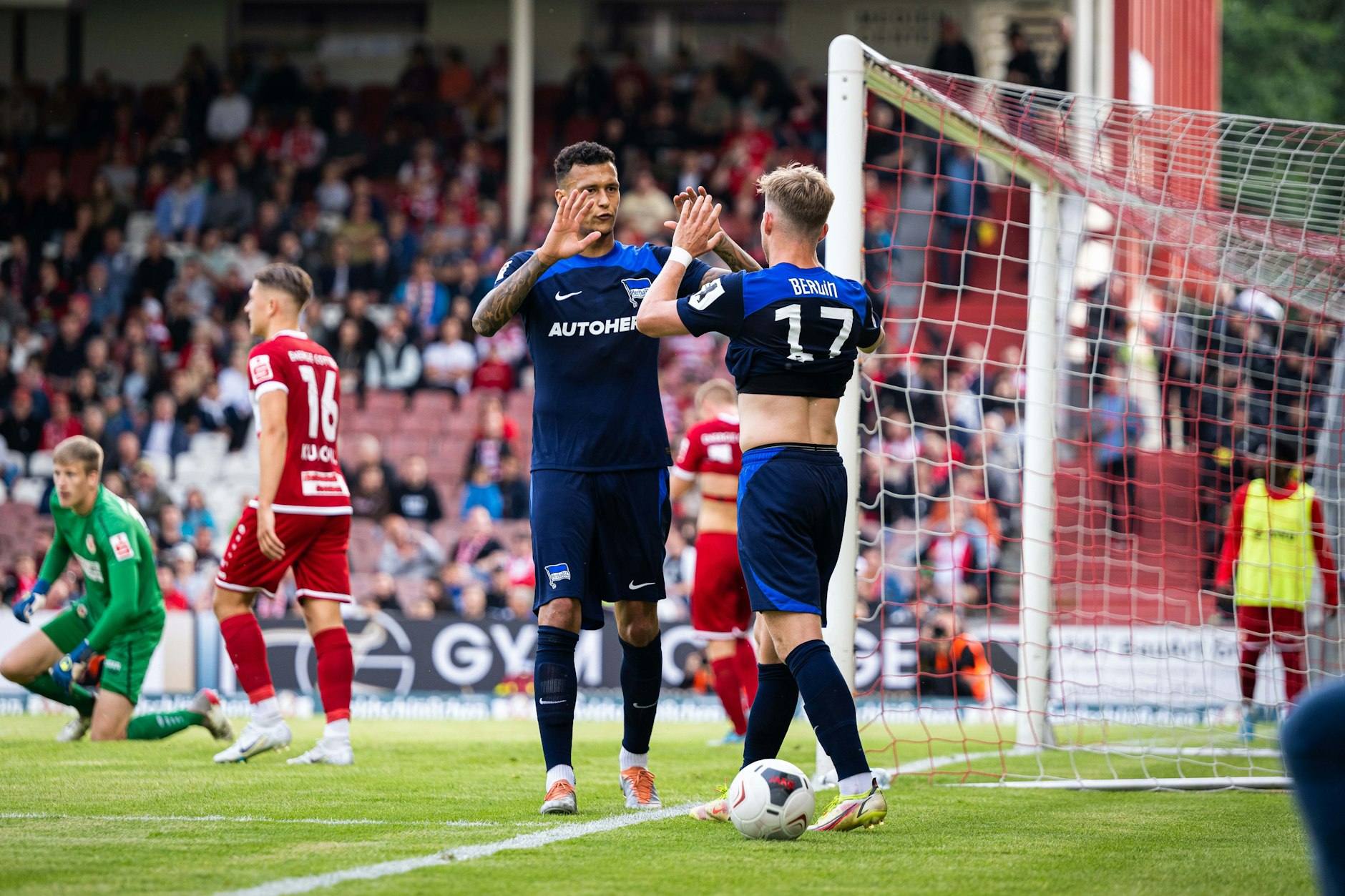 Herthas Davie Selke klatscht nach seinem Tor zum 1:0 in Cottbus mit Vorlagengeber Maxi Mittelstädt ab.