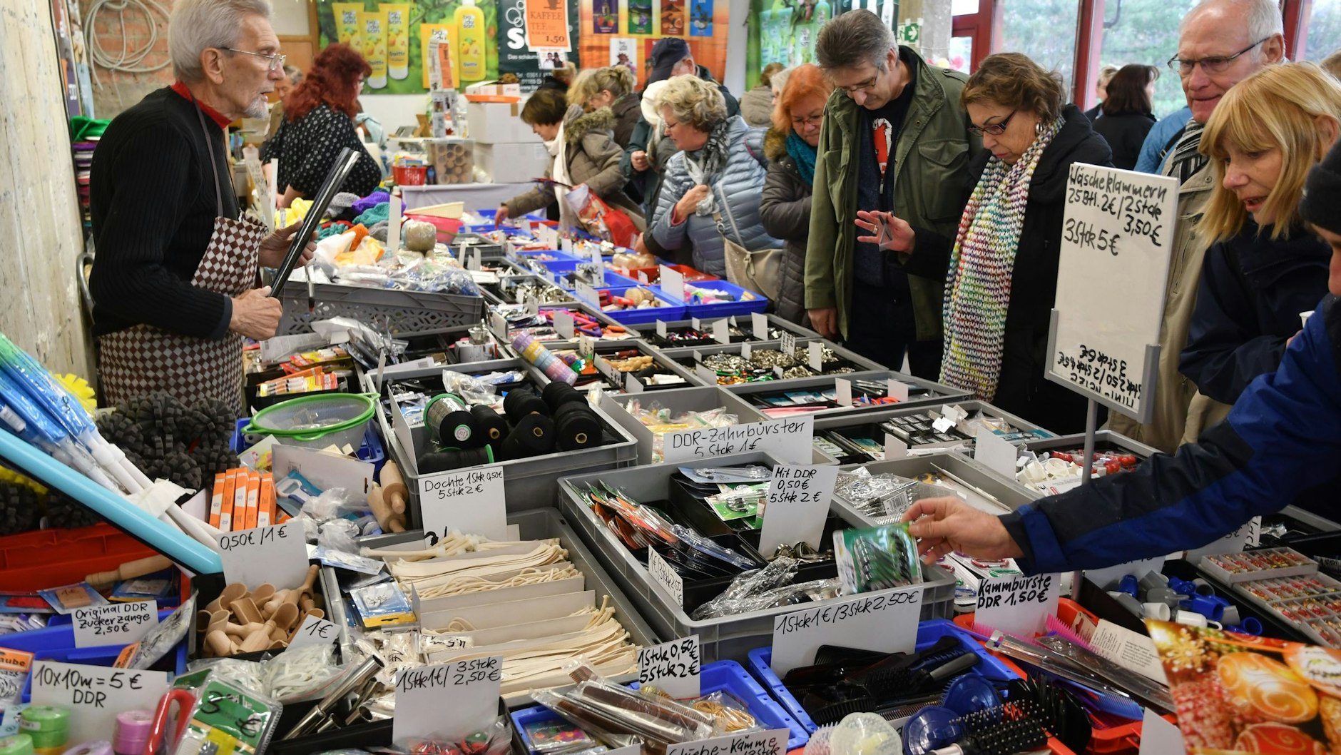 Gedränge am Stand mit Haushalts- und Kurzwaren von Peter Hentze: Bei ihm zu kaufen, war für die Ostpro-Besucher ein Muss.

