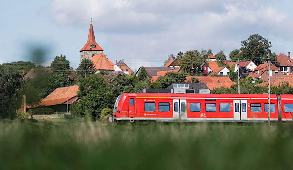 Ein Regionalzug der Deutschen Bahn auf dem Weg nach Hannover. (Symbolbild)