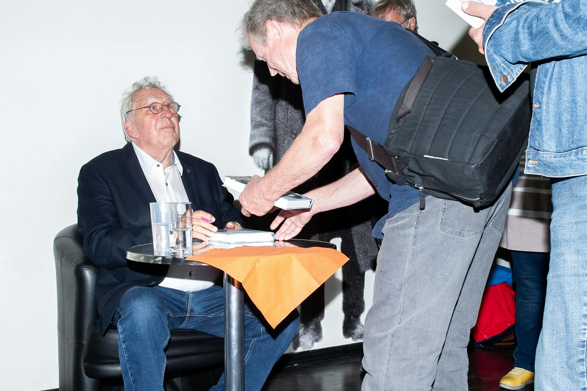 Egon Krenz gibt nach der Lesung fleißig Autogramme an die Gäste, die zu seiner Buchpremiere kamen.