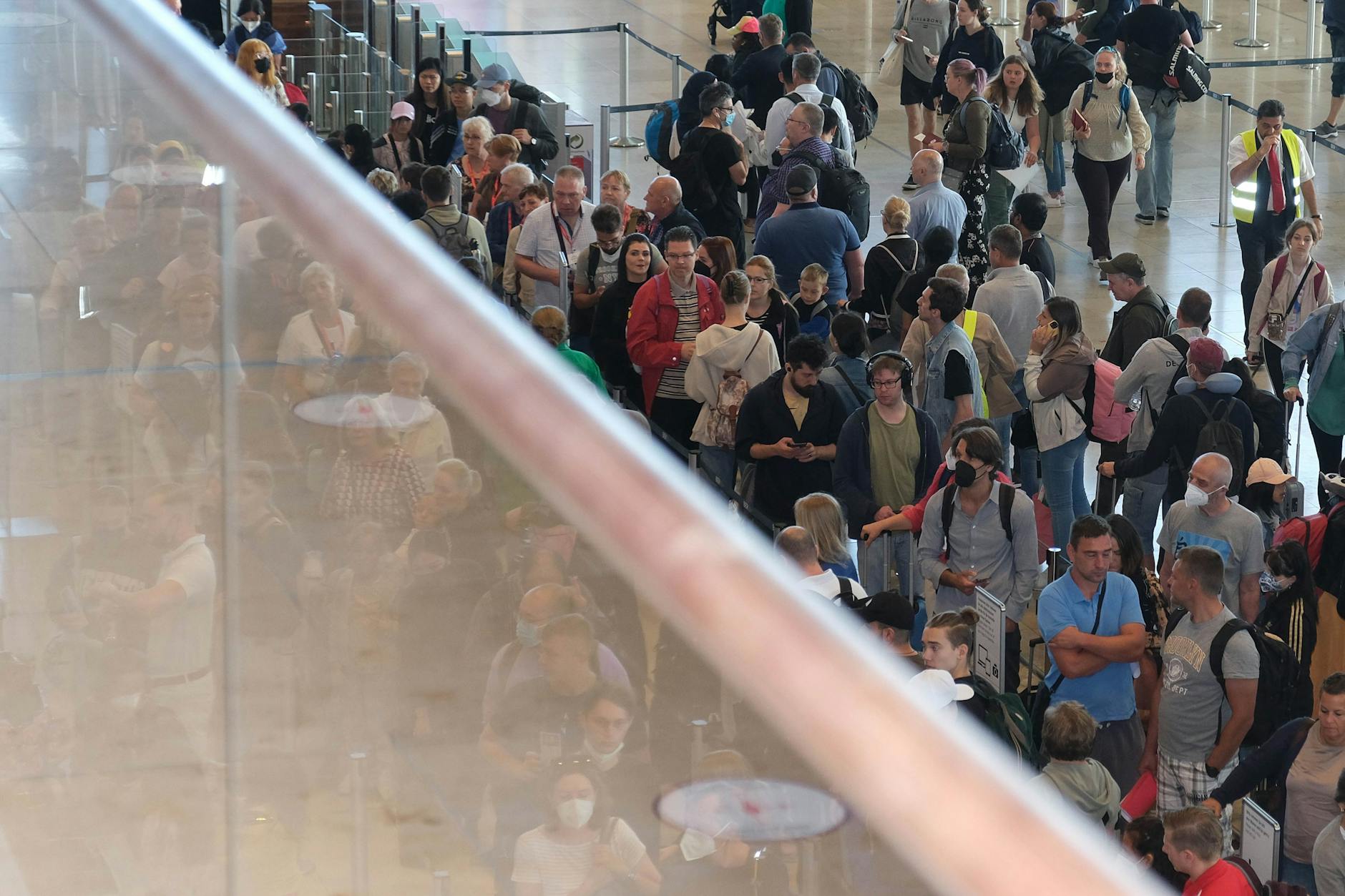 Passagiere im Flughafen Berlin Brandenburg, kurz BER. Für die Sommerferien 2022 erwartet die Flughafengesellschaft FBB am neuen Hauptstadt-Airport rund drei Millionen Passagiere.