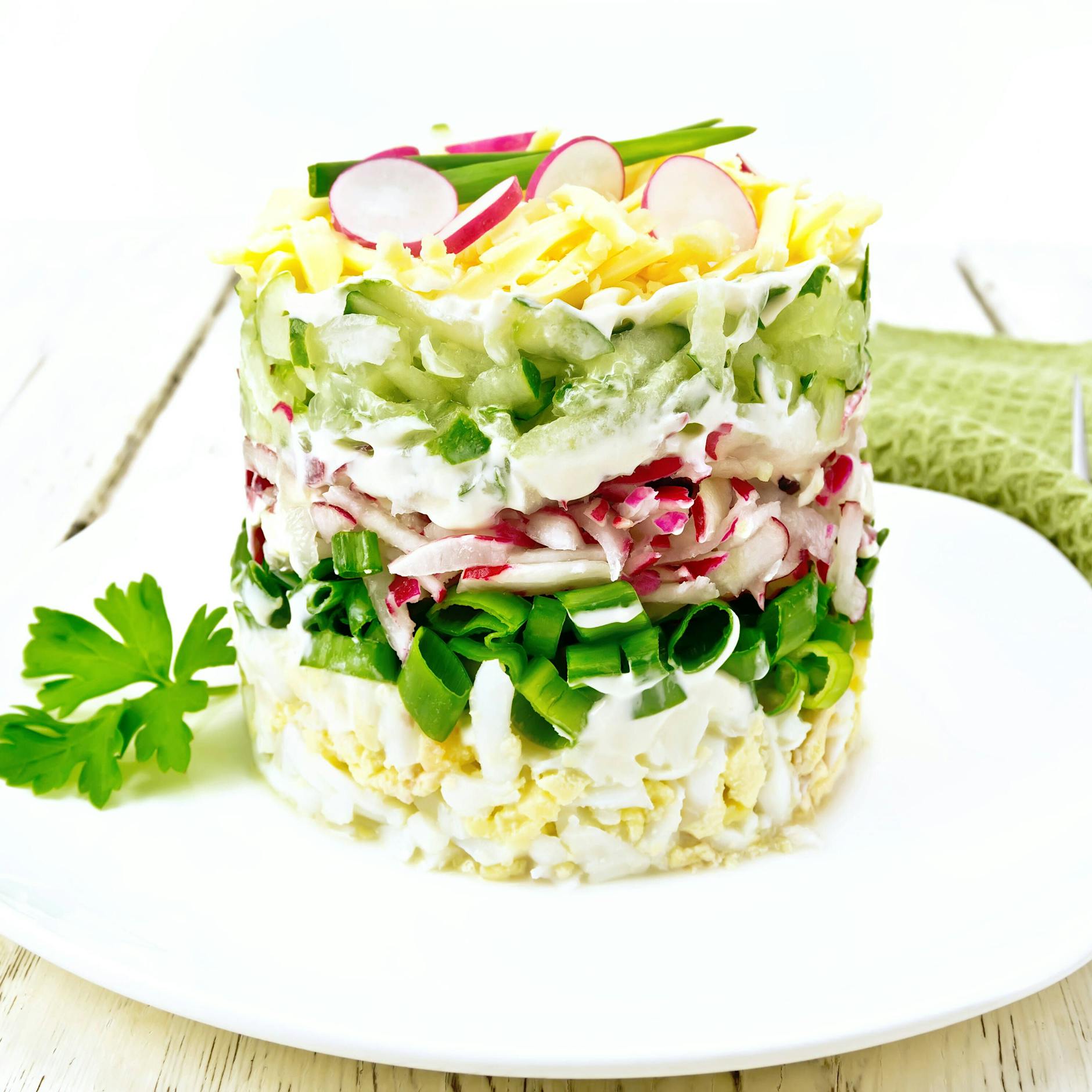 Schnelles Rezept für Schichtsalat: Geht ganz fix, ist saulecker – und darf auf keiner Grill-Party fehlen!
