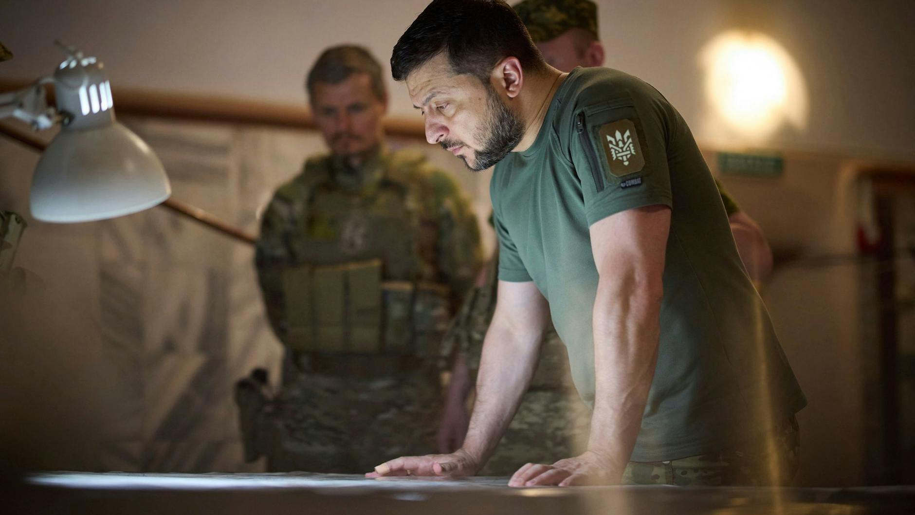 Ukraines Präsident Wolodymyr Selenskyj berät sich mit Militärpersonal.
