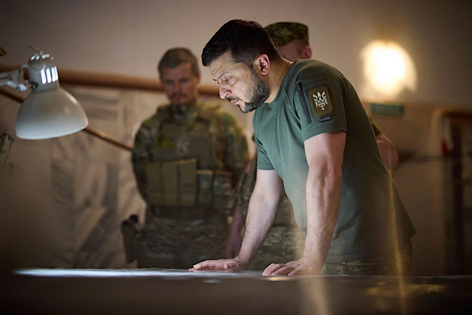 Ukraines Präsident Wolodymyr Selenskyj berät sich mit Militärpersonal.