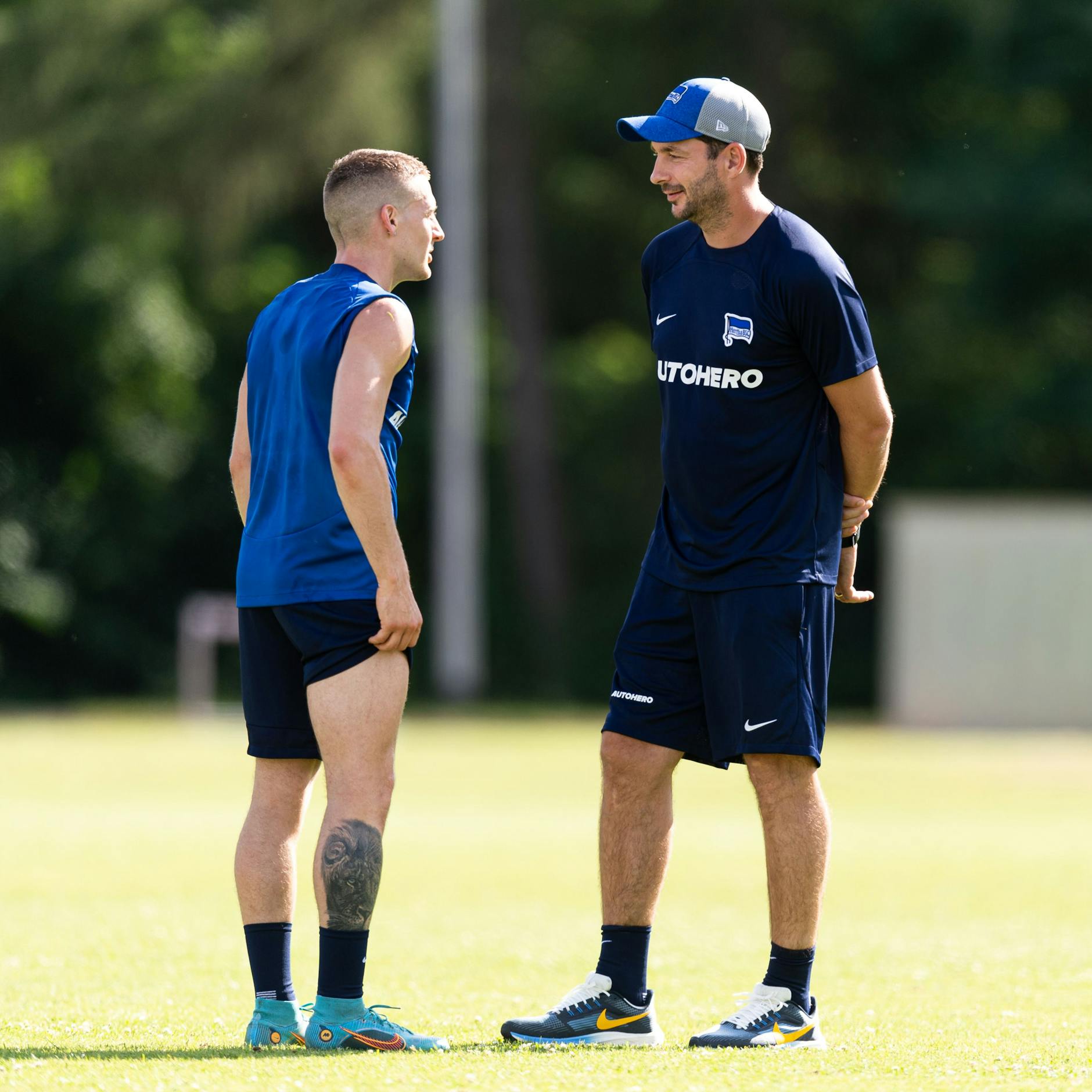Noch da oder schon weg? Herthas Santiago Ascacibar im Gespräch mit Trainer Sandro Schwarz.