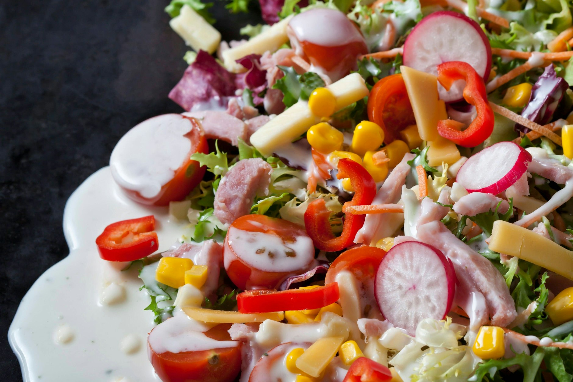 Gemischte Salate passen gut zu Joghurt-Dressing.