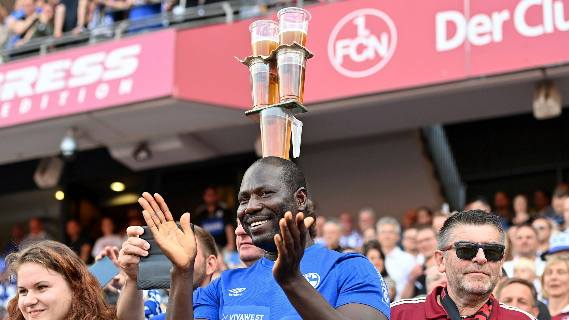 Manch ein Fußballfan weiß das Stadionbier nicht nur als Getränk zu schätzen.