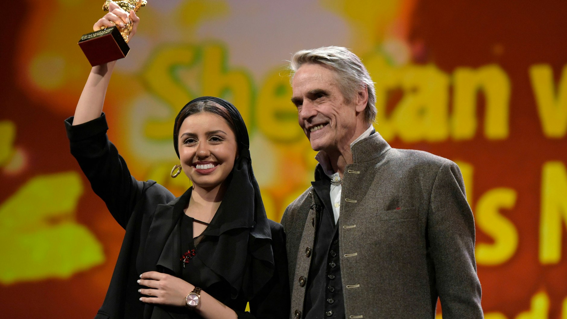 Baran Rasoulof nahm 2020 stellvertretend für ihren Vater, den Regisseur Mohammad Rasoulof, den Goldenen Bären für den Film „Es gibt kein Böses“ entgegen.