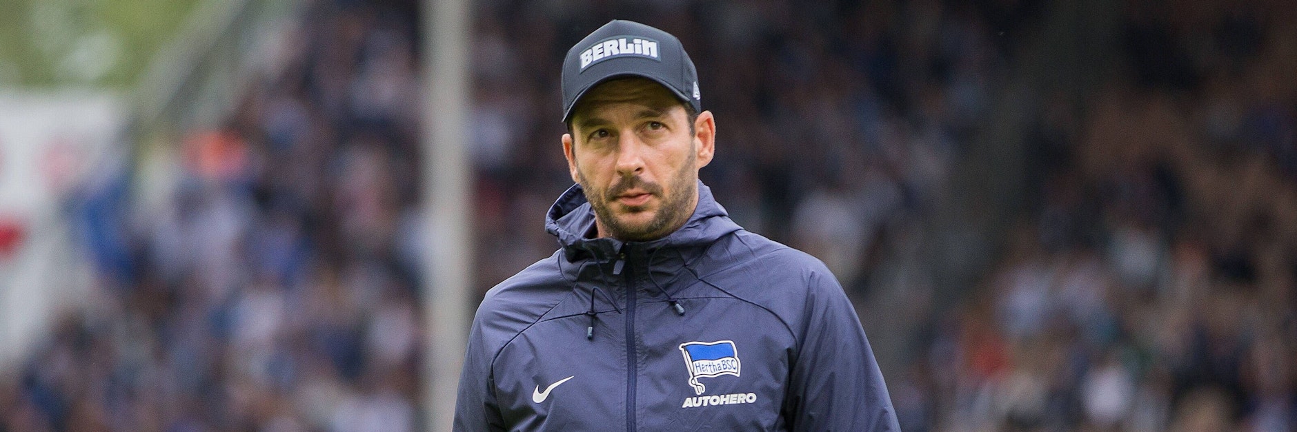 Herthas Trainer Sandro Schwarz grübelt noch, welche Spieler er nicht mit ins Trainingslager nach England nimmt.