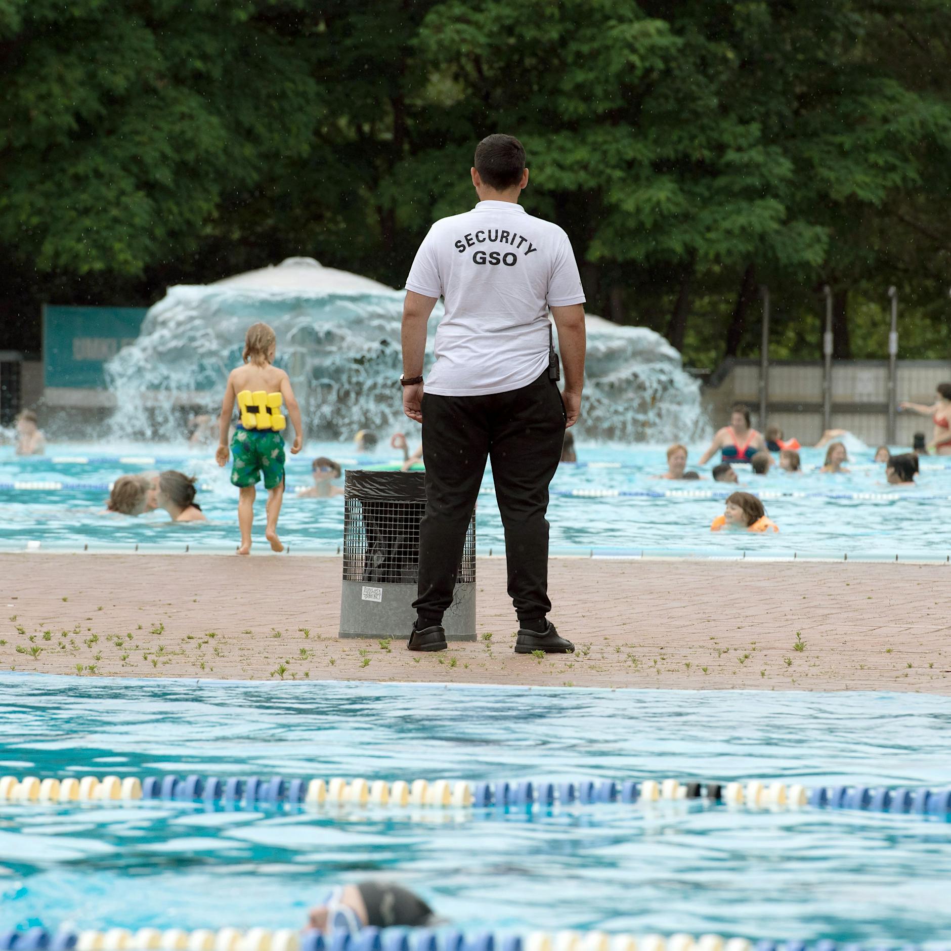 Nach Massenschlägereien: Konfliktlotsen sollen in Berliner Freibädern in den Ferien den Frieden wahren