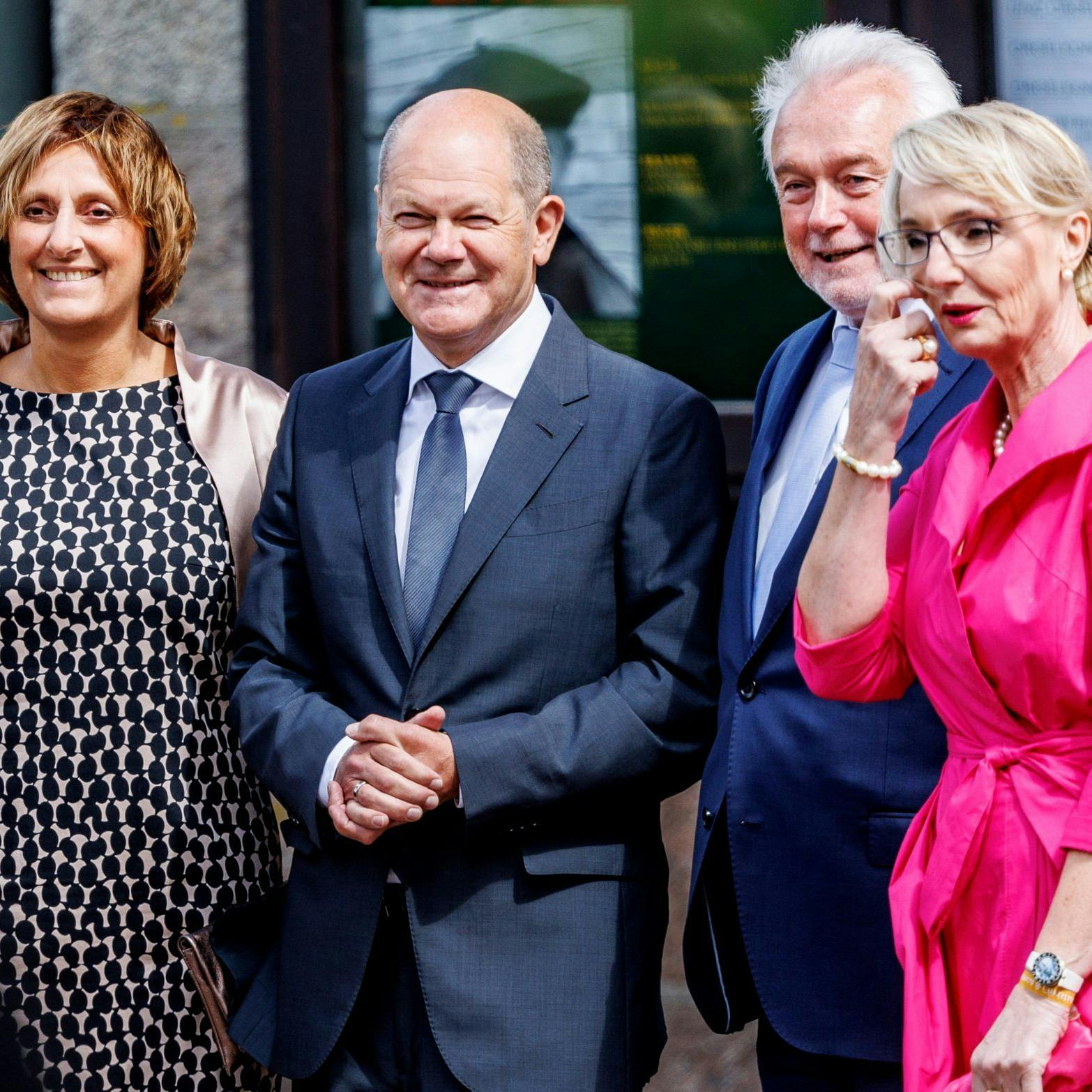 Bundeskanzler Olaf Scholz (SPD, 2.v.l) und seine Frau Britta Ernst (l) stehen mit Bundestagsvizepräsident Wolfgang Kubicki (FDP) und seiner Frau Annette Marberth-Kubicki an der Kirche.