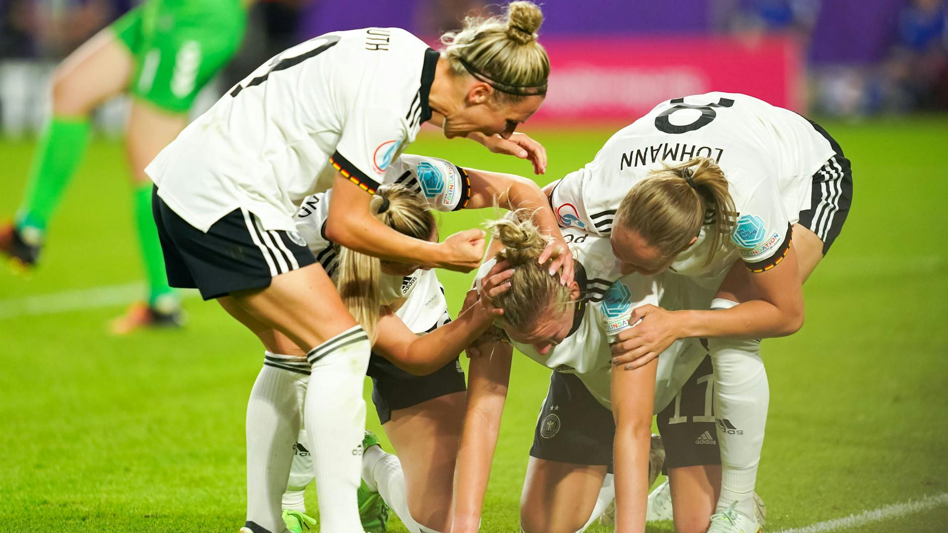 Alexandra Popp sank nach ihrem ersten EM-Tor beim 4:0-Sieg gegen Dänemark auf die Knie und wurde von ihren DFB-Kolleginnen geherzt.