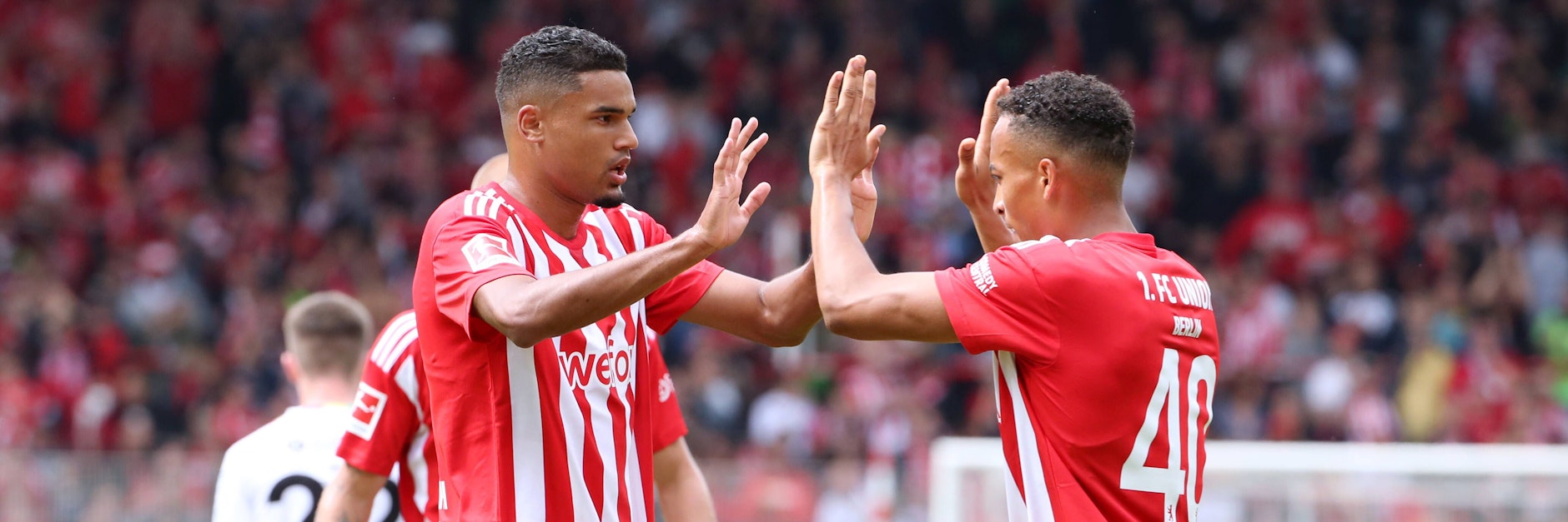 Danilho Doekhi (l.) traf zum 1:0 für den 1. FC Union gegen Bohemians Dublin und klatscht mit Jaime Leweling ab.