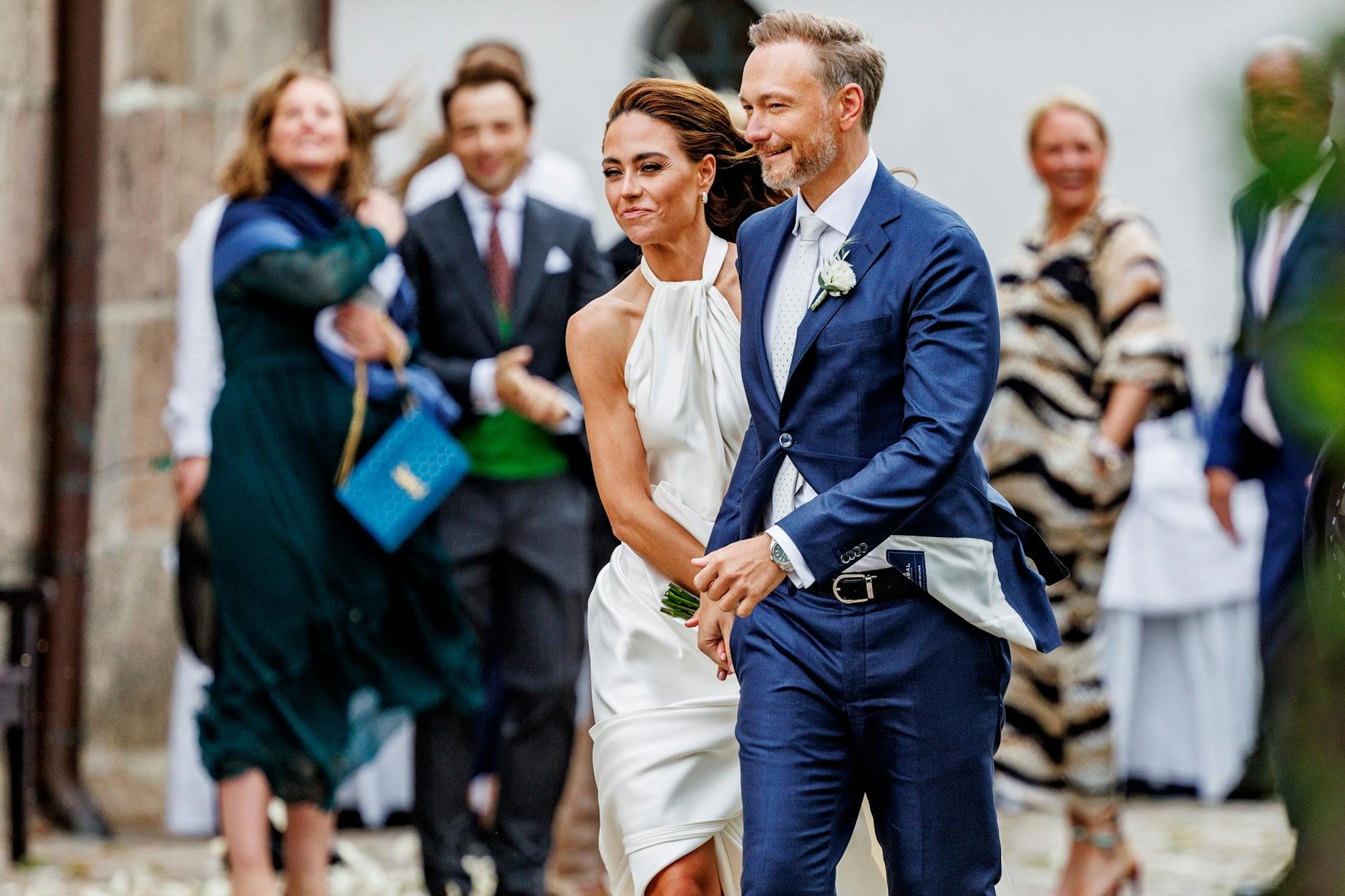 Bundesfinanzminister Christian Lindner (FDP) und seine Frau Franca Lehfeldt kommen nach der kirchlichen Trauung aus der Kirche St. Severin.