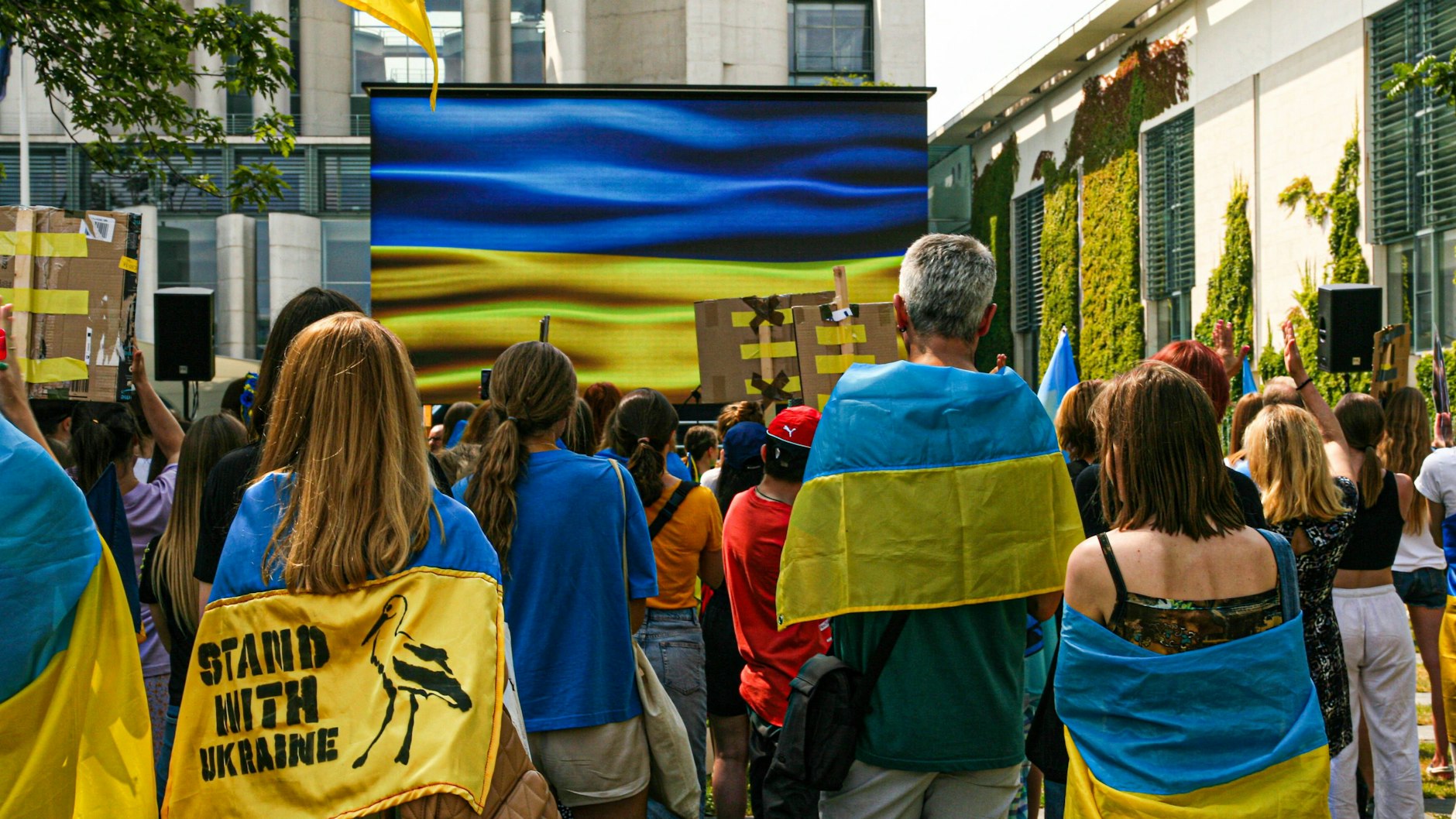 Durch den russischen Angriff rücken die Ukrainer aus allen Landesteilen zusammen - auch wenn sie als Flüchtlinge in Deutschland aufeinandertreffen.