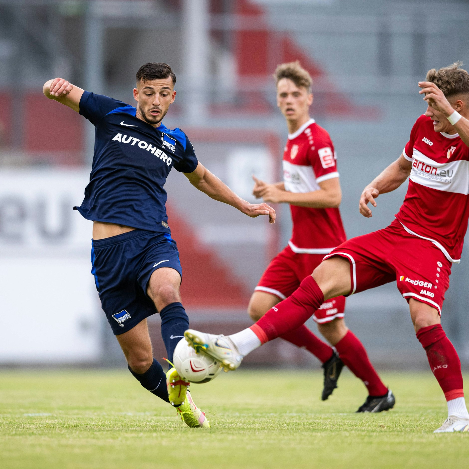 Mesut Kesik (l.) machte als Sechser in Herthas Testspielen eine gute Figur.