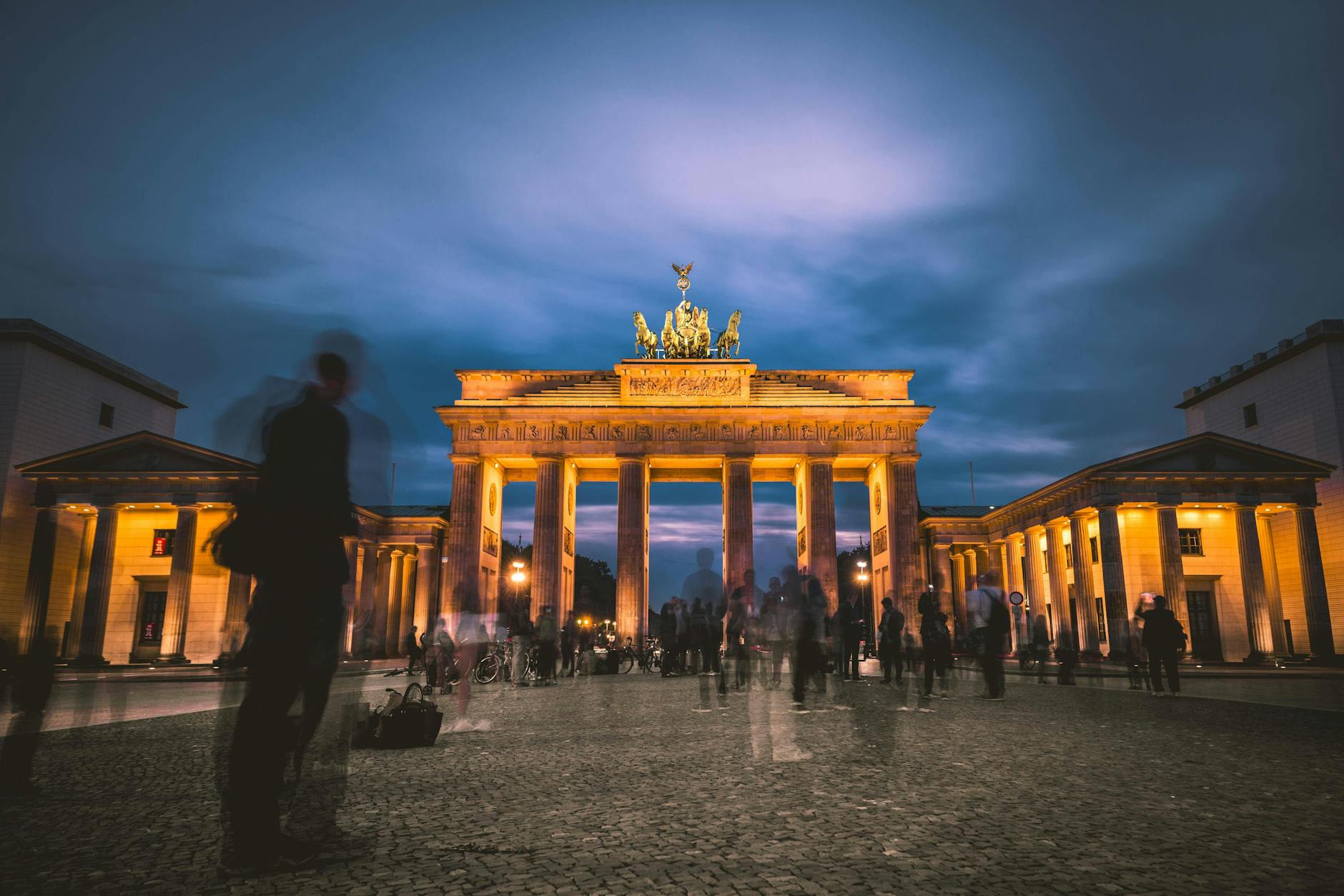 Die FDP will, dass das Brandenburger Tor nachts nicht mehr beleuchtet werden soll.