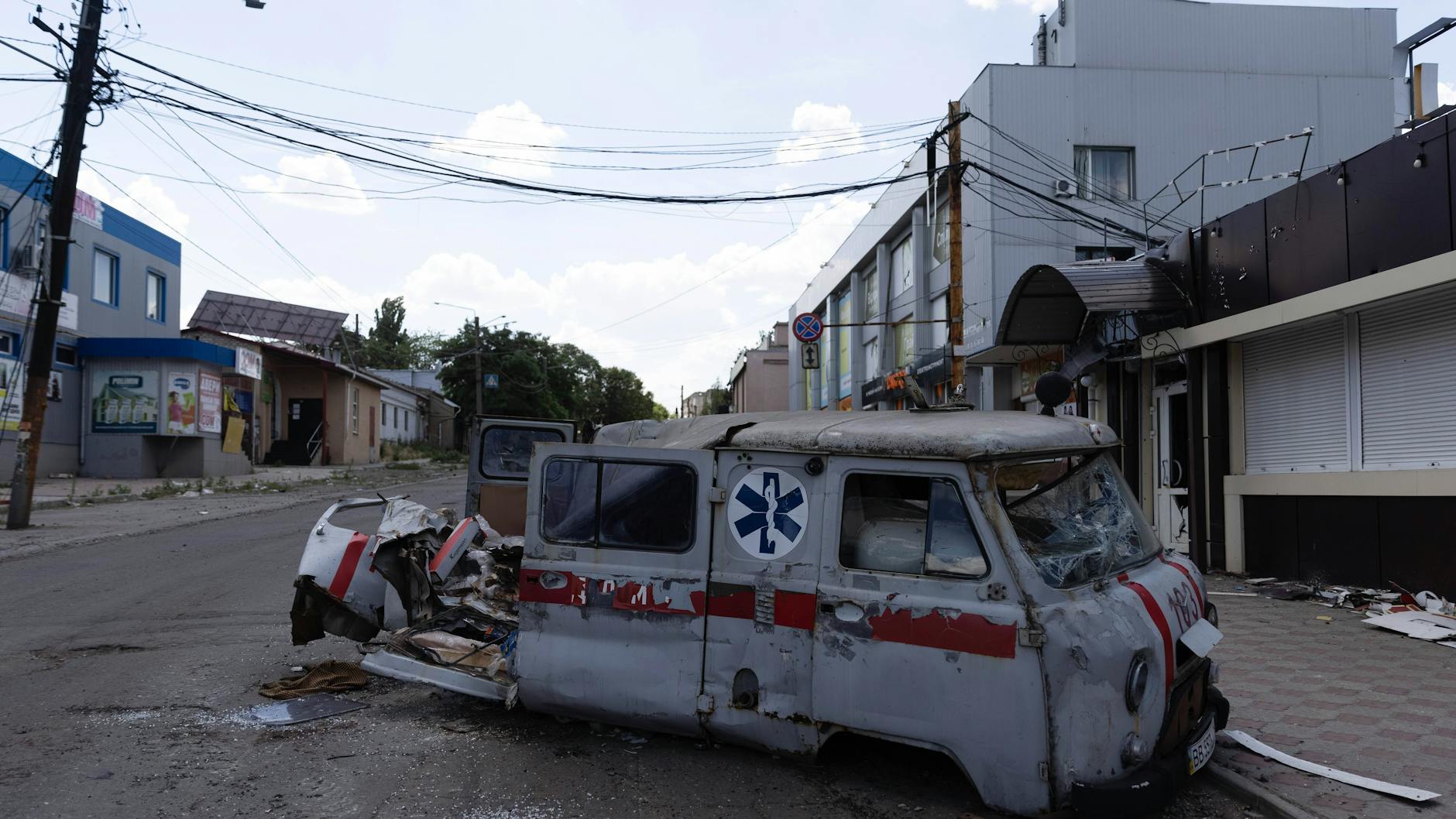 Ein zerstörter Krankenwagen in Luhansk