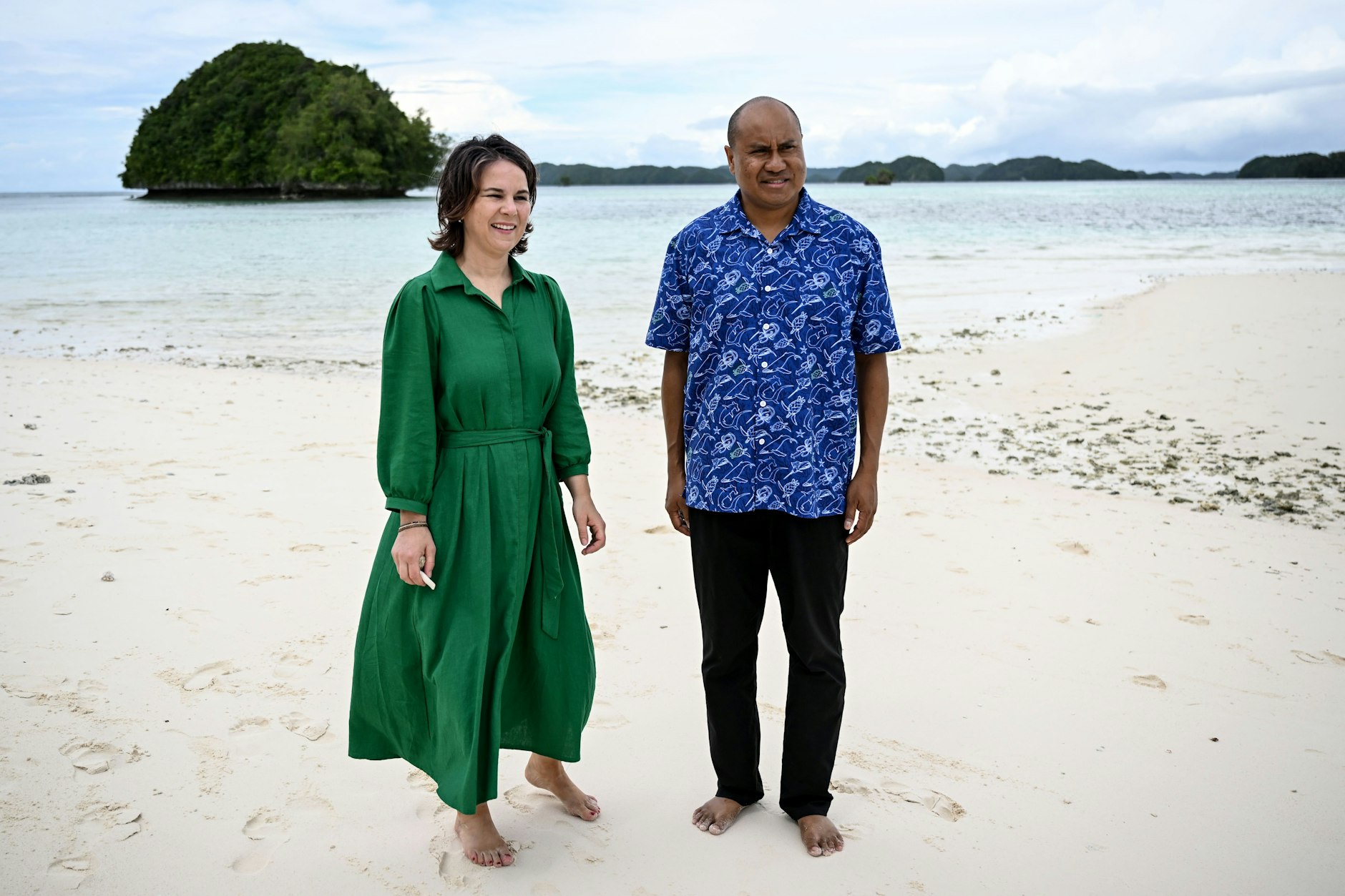 Annalena Baerbock mit Palaus Kultur-Minister Ngiraibelas Tmetuchl.