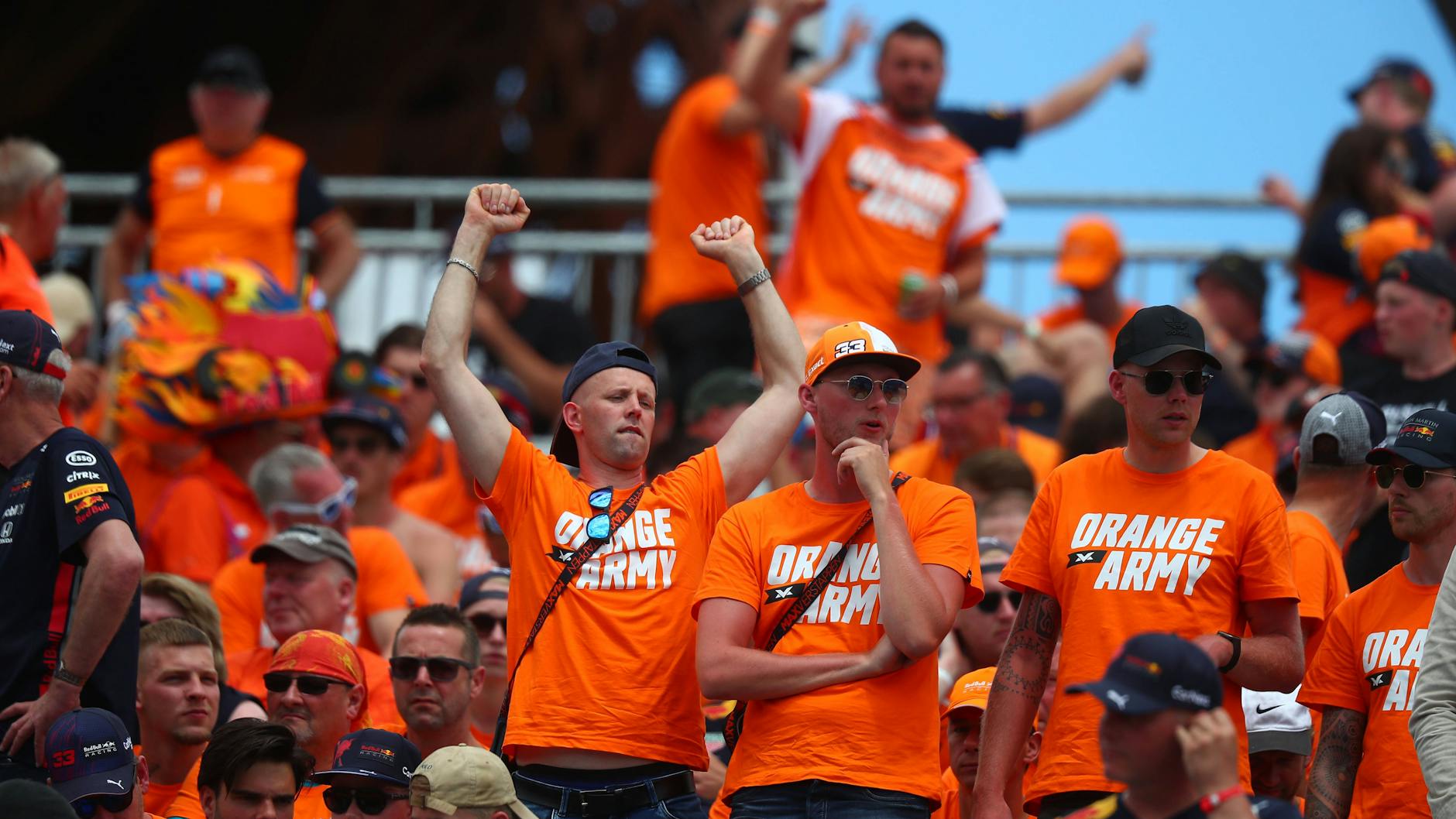 Machen in Österreich mal wieder auf sich aufmerksam, leider auch mit rassistischen Äußerungen gegen Lewis Hamilton: Die Fans von Weltmeister Max Verstappen.