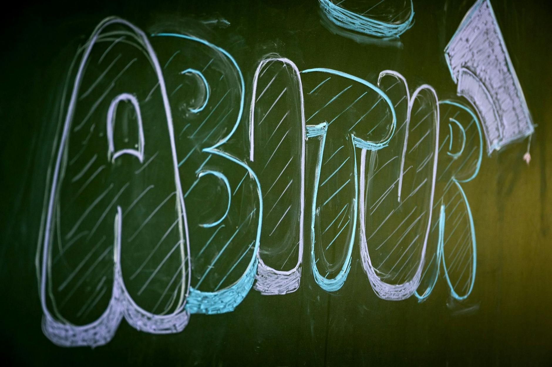 ARCHIV - «Abitur» steht auf einer Tafel im Klassenzimmer eines Gymnasiums.