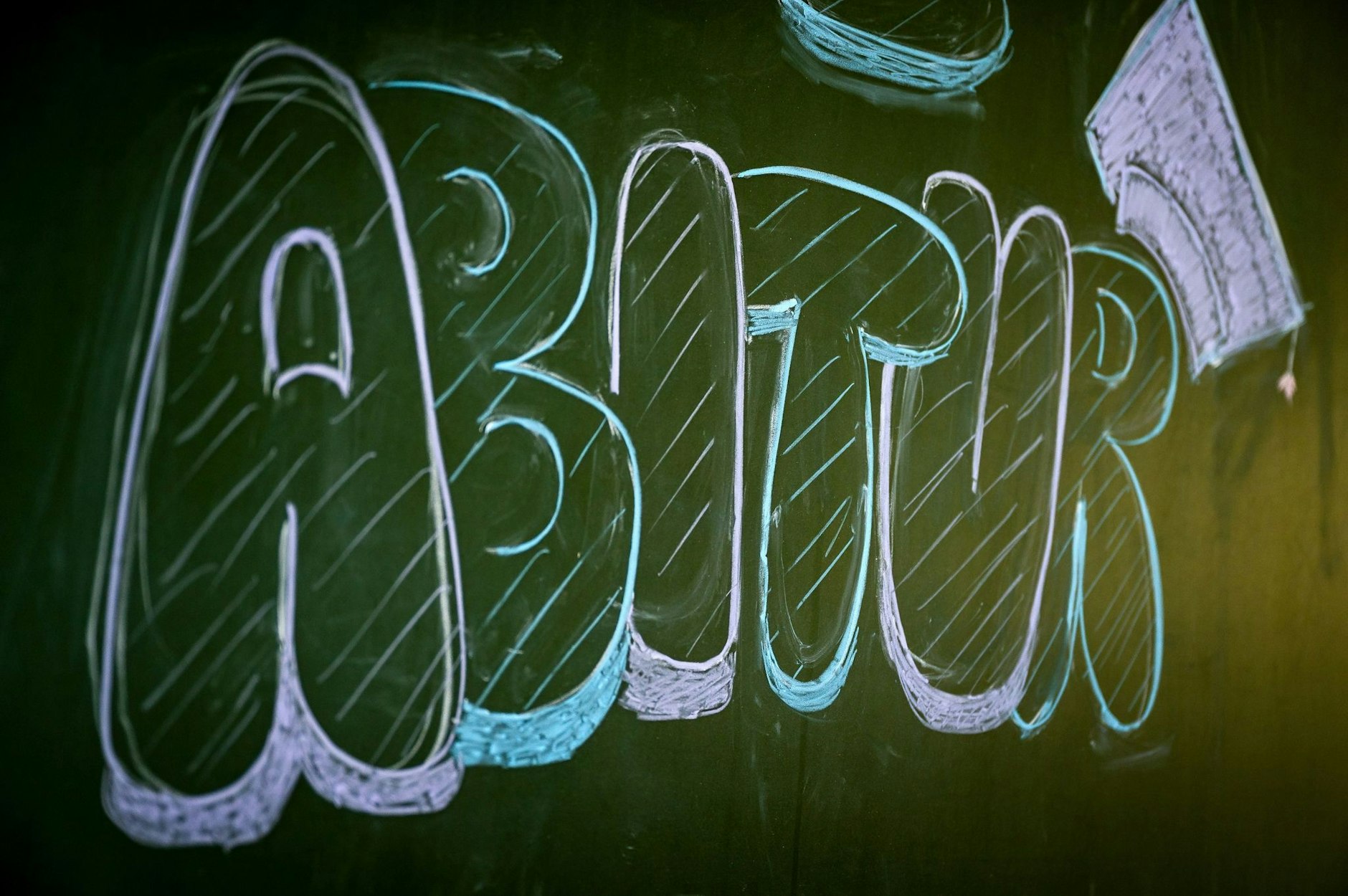 ARCHIV - «Abitur» steht auf einer Tafel im Klassenzimmer eines Gymnasiums.  