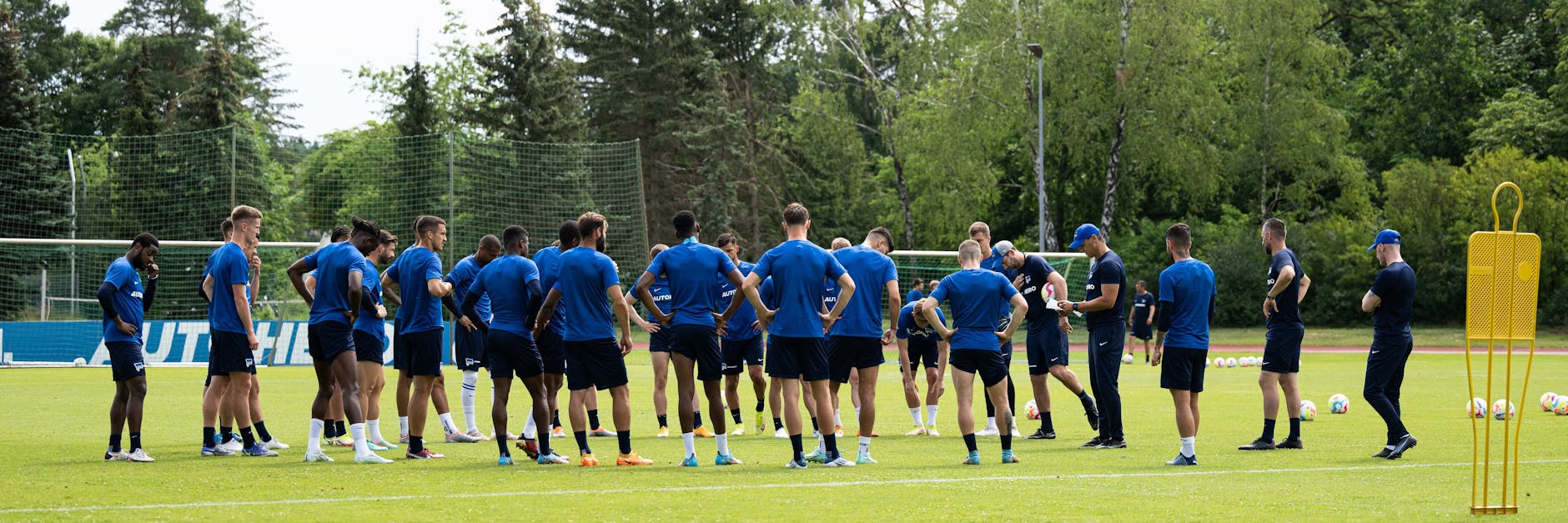 Alle mal in den Kreis, ich habe etwas zu sagen! Herthas Trainer Sandro Schwarz schwört seine Spieler ein.