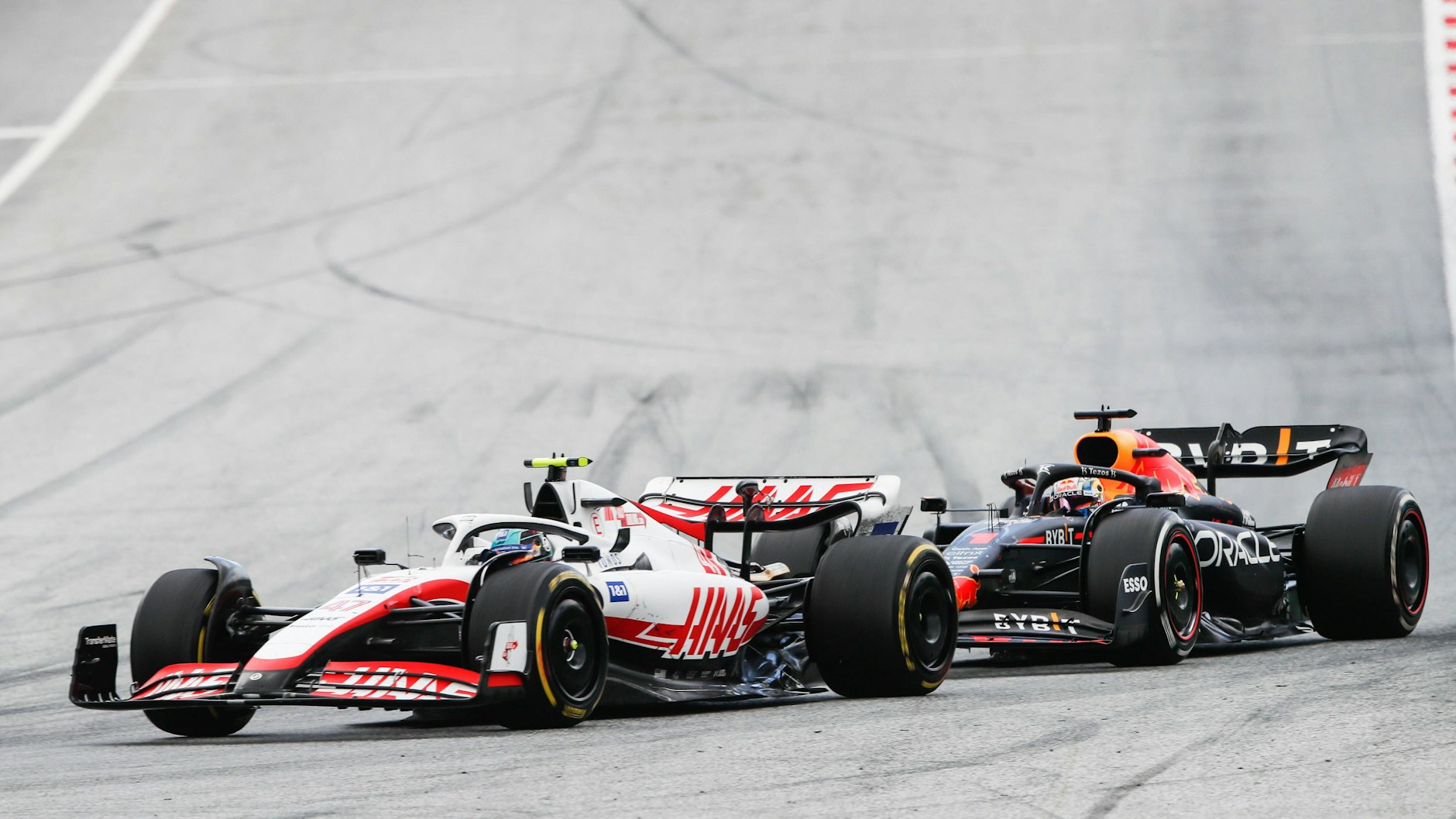 Mick Schumacher und Max Verstappen schenkten sich beim Formel-1-Rennen in Österreich nichts.