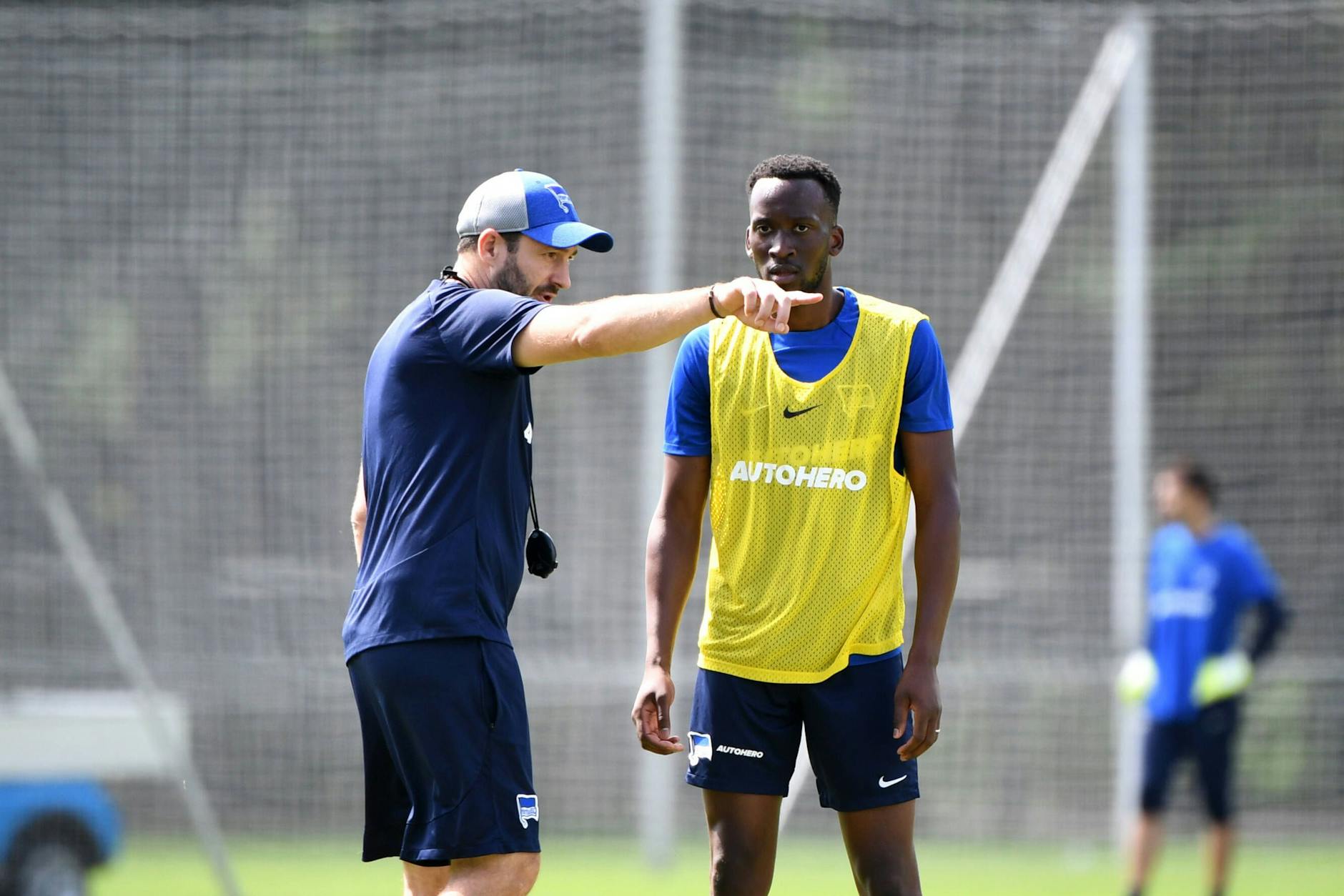Trainer Sandro Schwarz erklärt Dodi Lukebakio eindringlich die Laufwege beim Training.