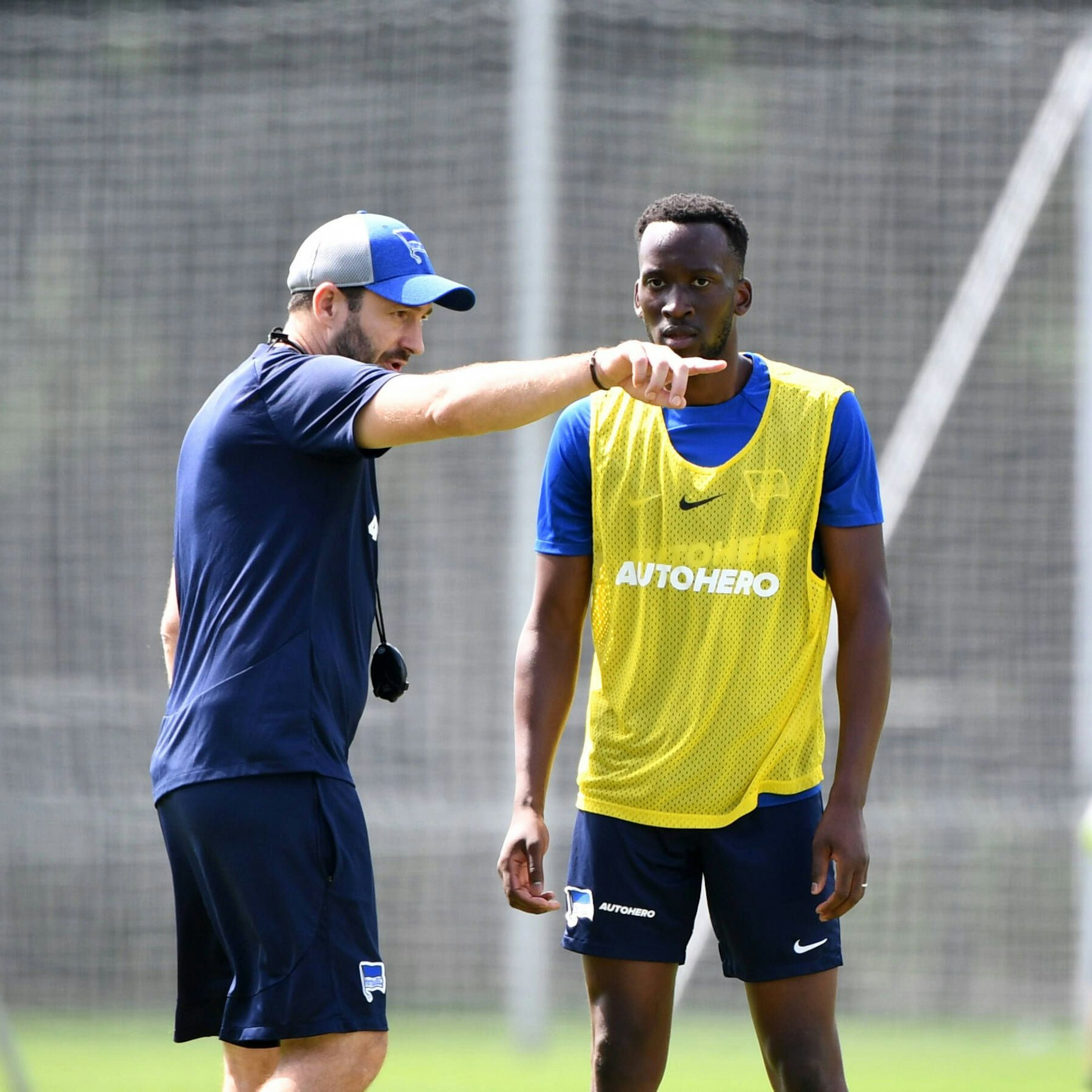 Herthas Coach Sandro Schwarz gibt Dodi Lukebakio im Training Anweisungen.