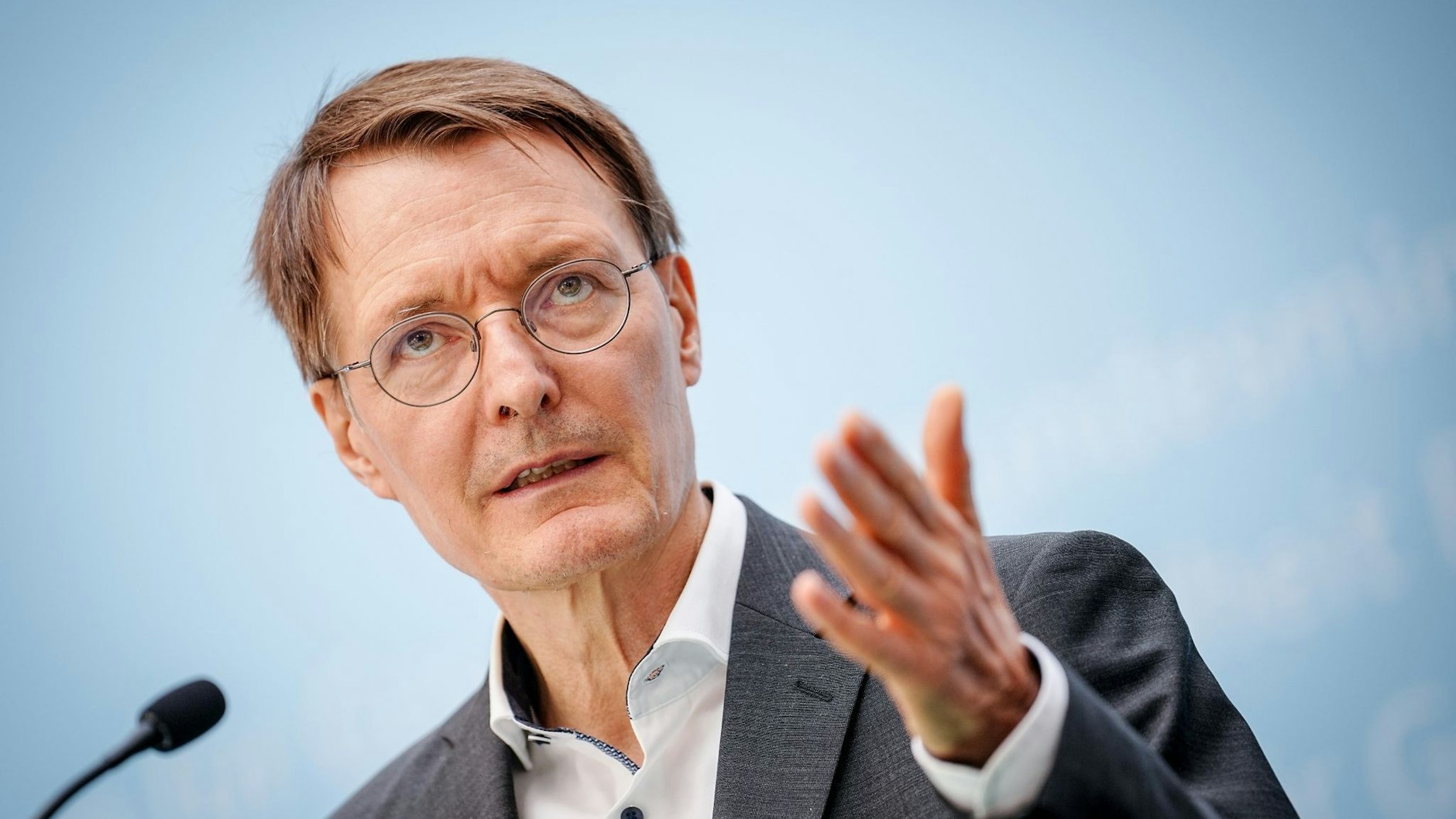 Karl Lauterbach warnt vor den Folgen von Coronainfektionen.