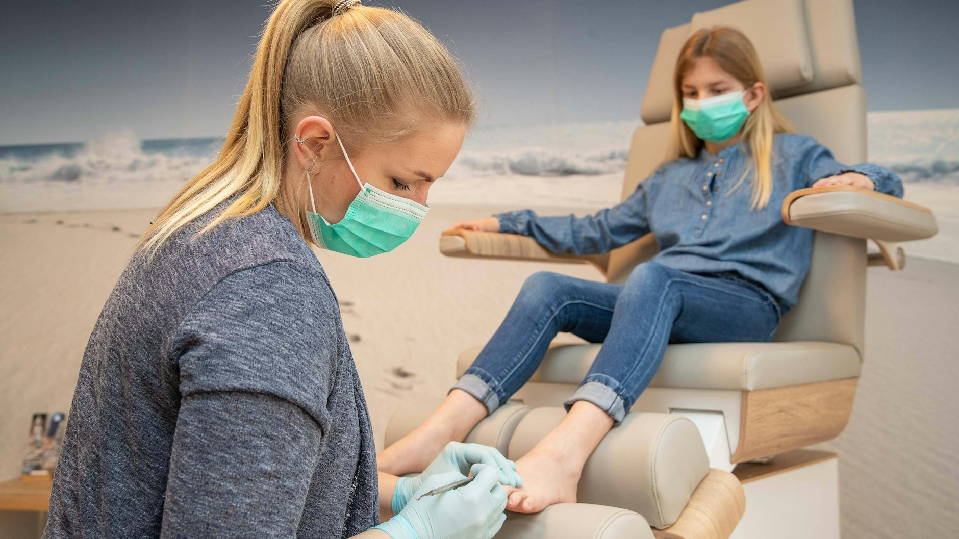 Eine Podologin behandelt die Füße eines Mädchens. Falsches Schuhwerk setzt Kinderfüßen zu.