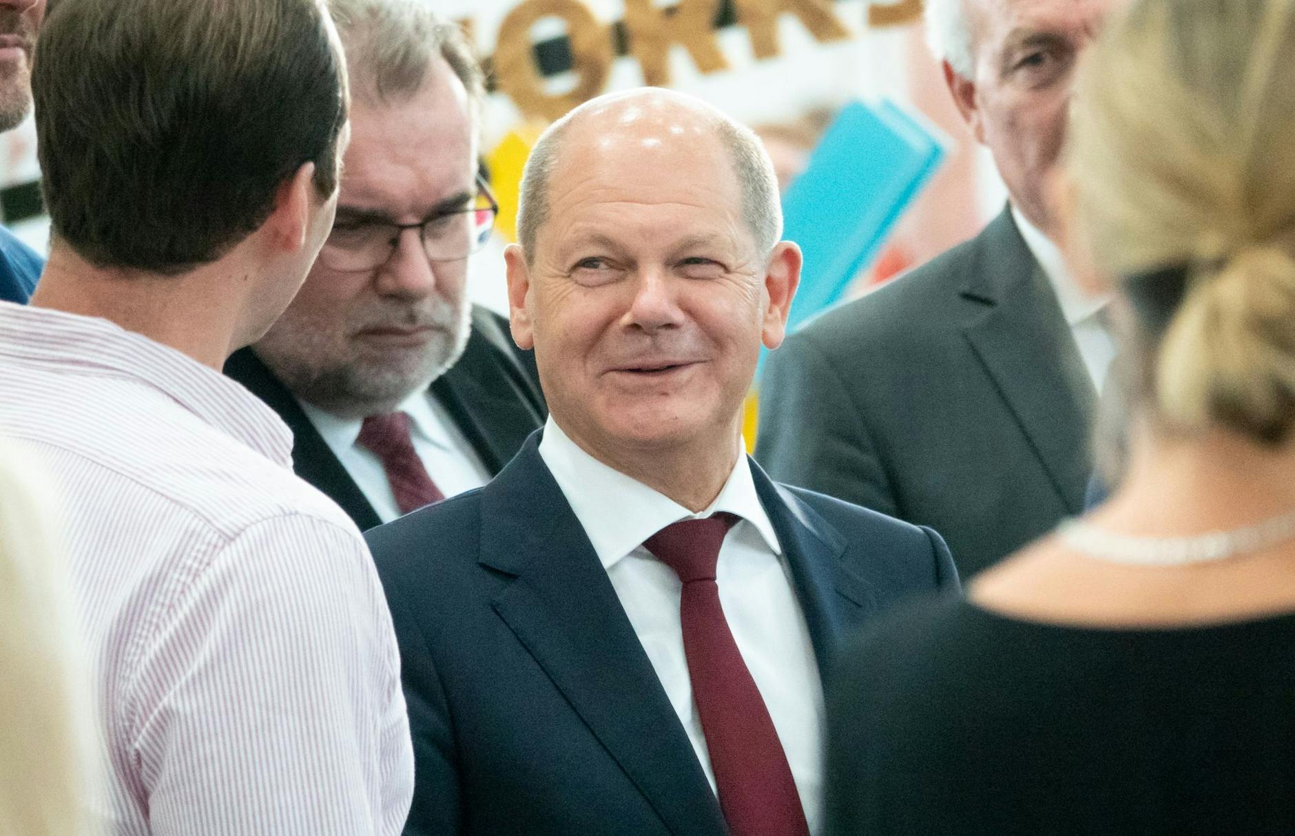 Bundeskanzler Olaf Scholz (SPD) und Vertreter der Wirtschaft trafen sich im Rahmen der Internationalen Handwerksmesse IHM.