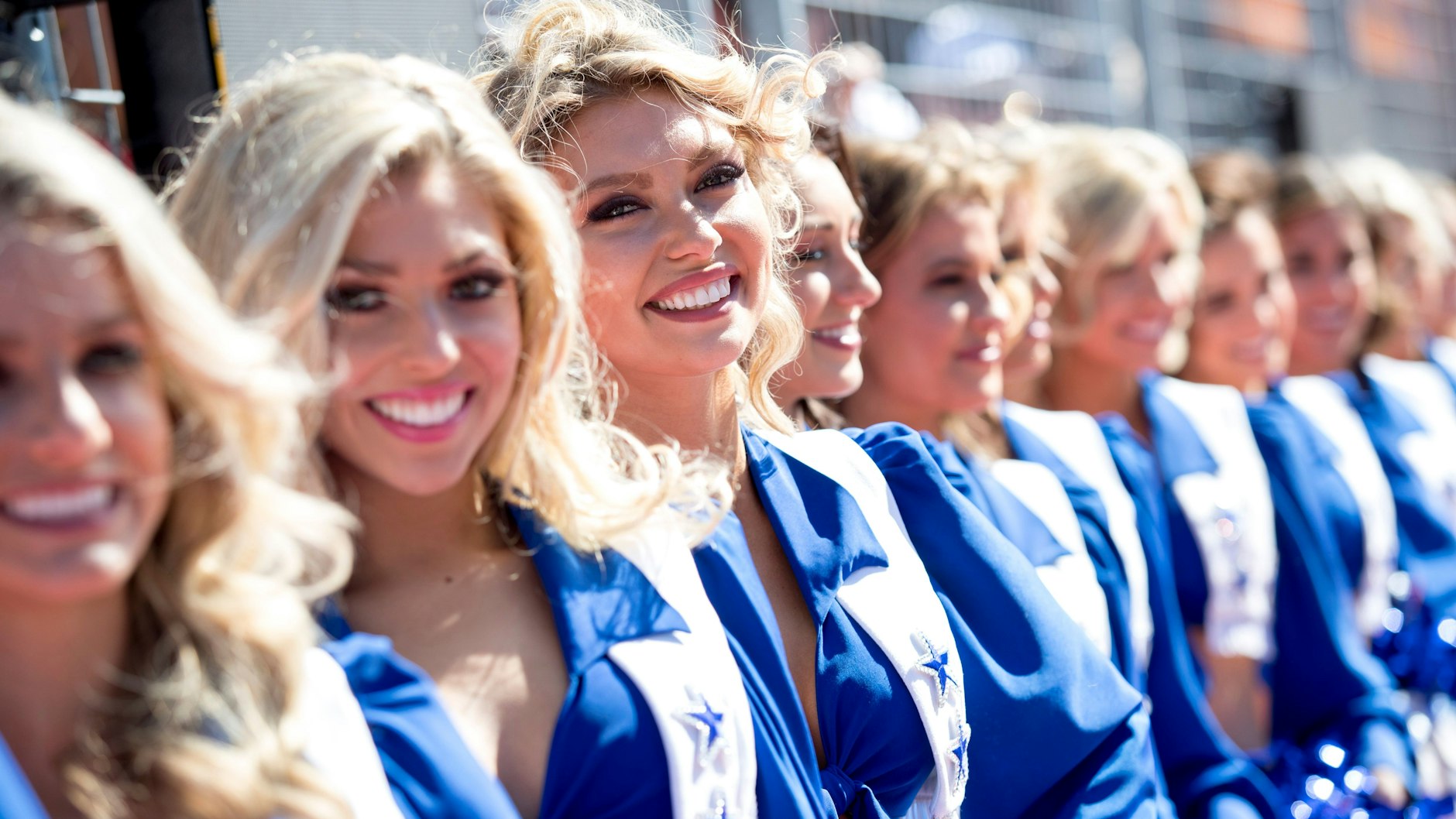 Seit Jahren wurden die sogenannten Grid Girls, Frauen, die in der Startaufstellung vor den Formel-1-Fahrern posieren, abgeschafft. Beim Rennen in den USA gab es allerdings Cheerleader, die für Diskussionen sorgten.