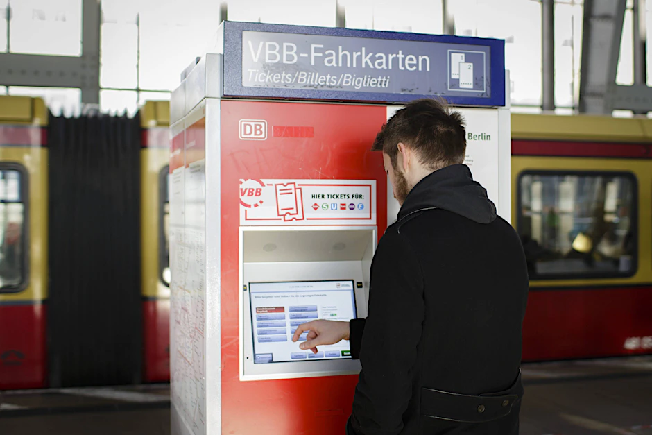 Ein Mann kauft sich einen Fahrschein an einem Automaten am Alexanderplatz.