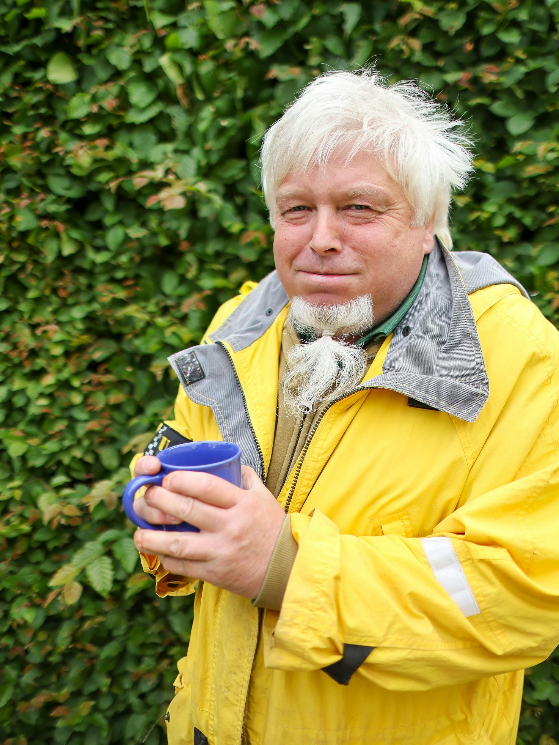 Ihm war kalt:Jörg Günther, Betreiber des Irrgartens der Sinne, blieb angezogen und steht mit Jacke und heißem Tee in seinem Irrgarten.