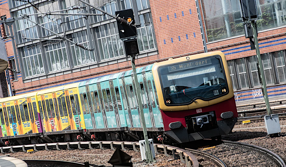 Eine S-Bahn der Linie S5 fährt in den Ostbahnhof ein. Ab dem morgigen Montag ist der Verkehr auf der Strecke eingeschränkt.