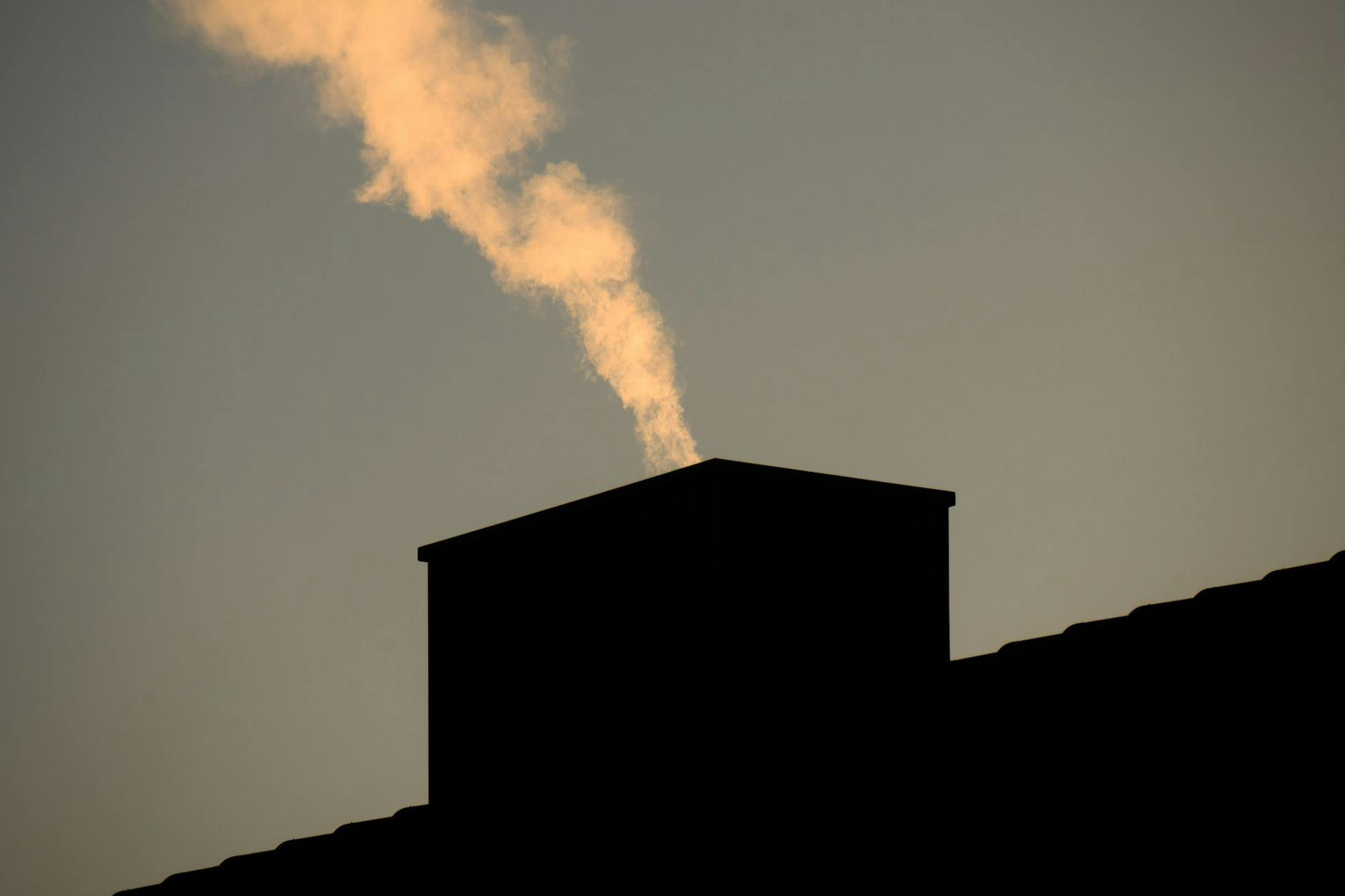 Noch raucht der Schornstein. Aber wie teuer wird es werden? (Symbolbild)