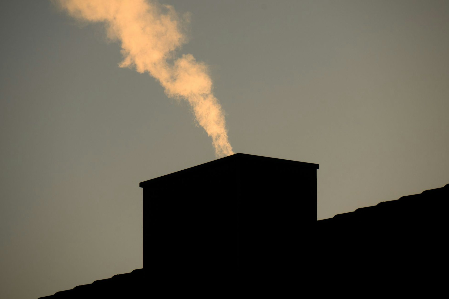 Noch raucht der Schornstein. Aber wie teuer wird es werden? (Symbolbild)