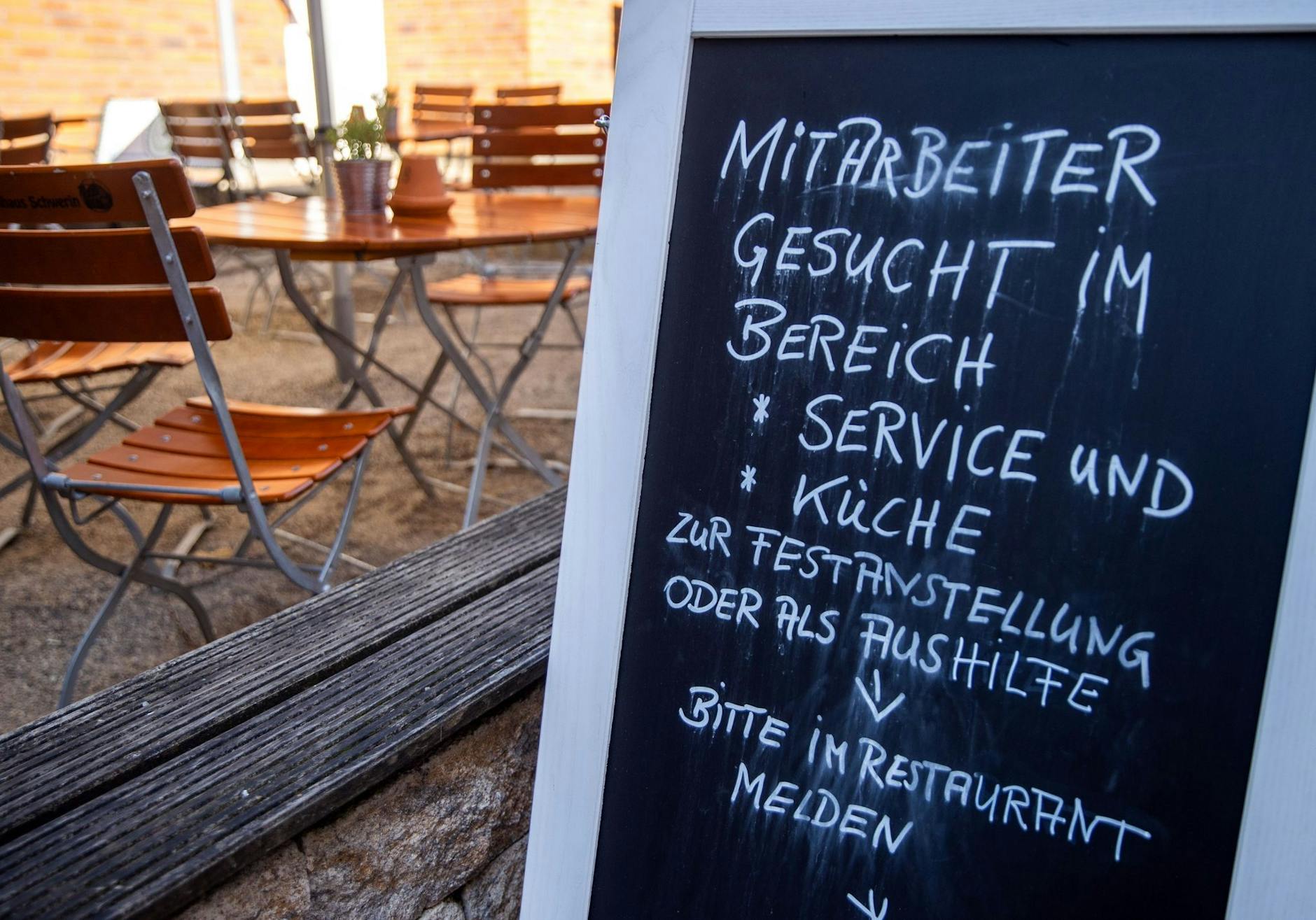 ARCHIV - Ein Restaurant in Schwerin sucht nach Mitarbeitern für den Service- und Küchenbereich. a