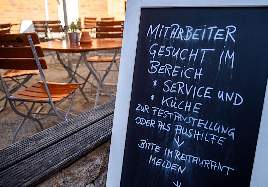 ARCHIV - Ein Restaurant in Schwerin sucht nach Mitarbeitern für den Service- und Küchenbereich.  a